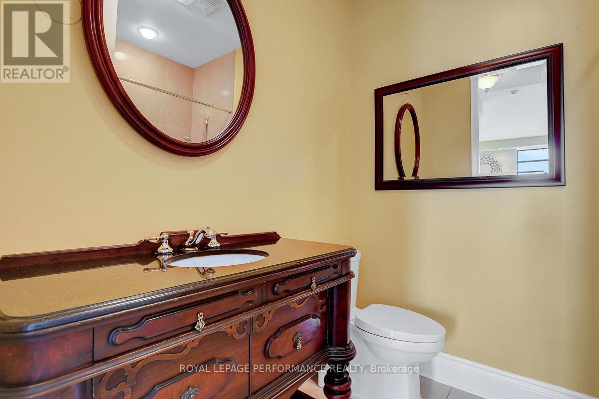 Ph2 - 260 Besserer Street, Ottawa, ON - Indoor Photo Showing Bathroom