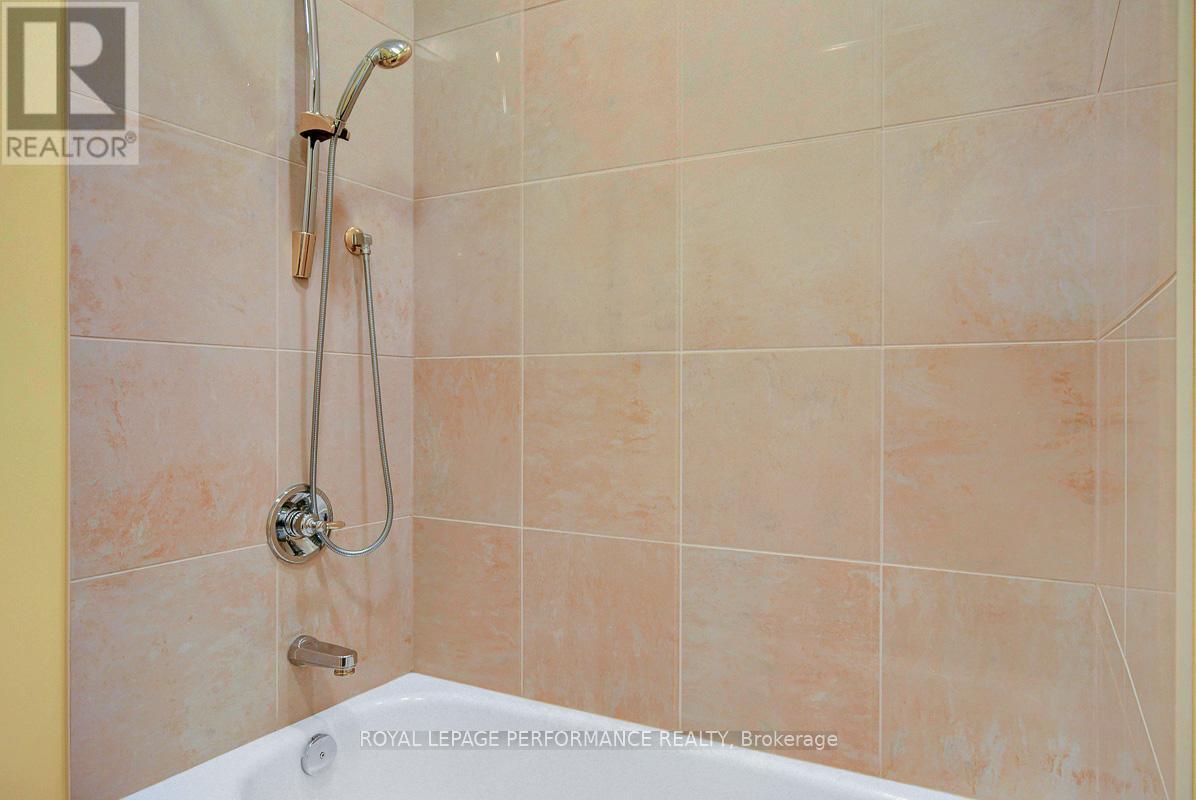 Ph2 - 260 Besserer Street, Ottawa, ON - Indoor Photo Showing Bathroom