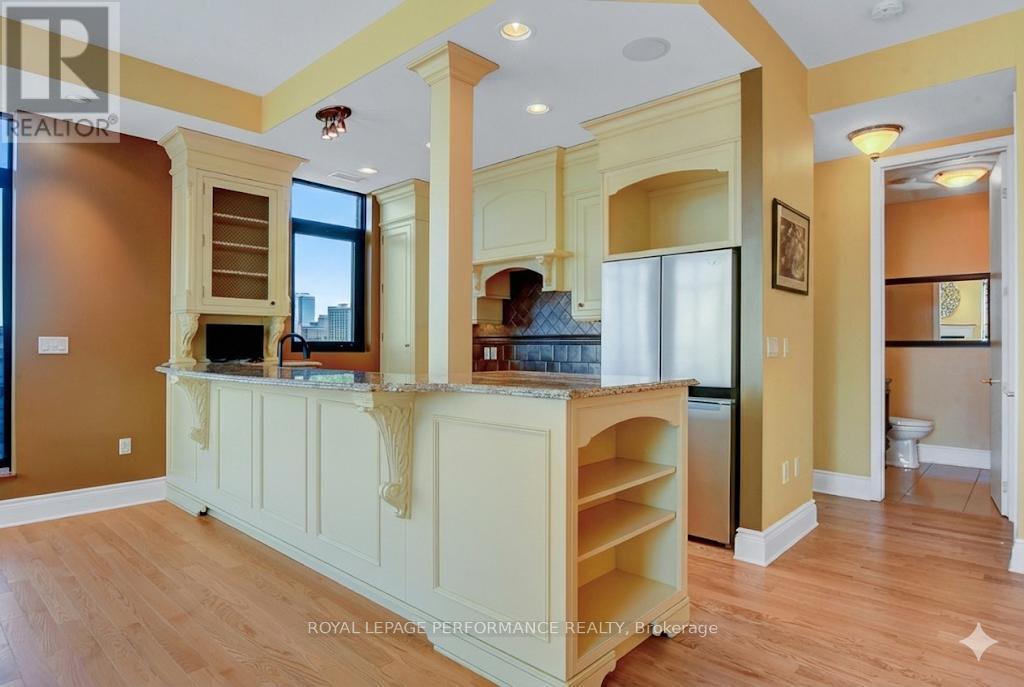 Ph2 - 260 Besserer Street, Ottawa, ON - Indoor Photo Showing Kitchen