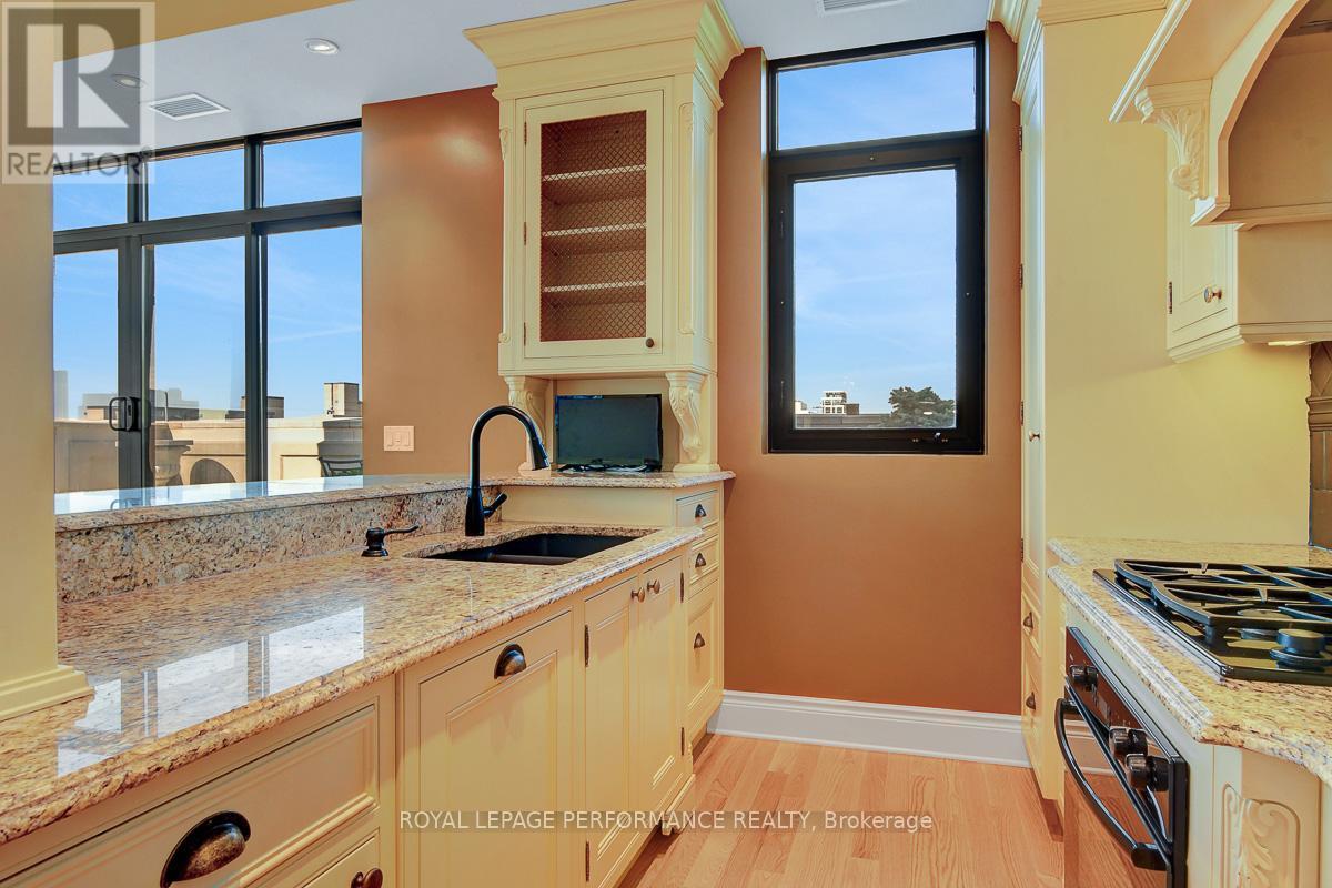 Ph2 - 260 Besserer Street, Ottawa, ON - Indoor Photo Showing Kitchen