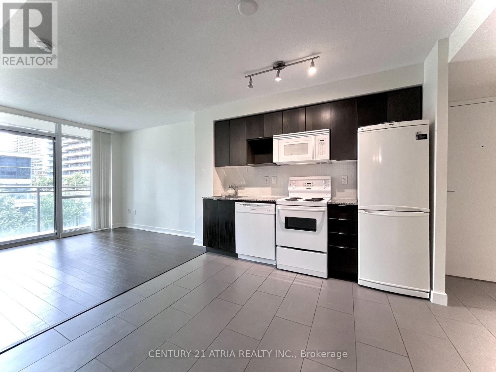 605 - 15 Fort York Boulevard, Toronto, ON - Indoor Photo Showing Kitchen