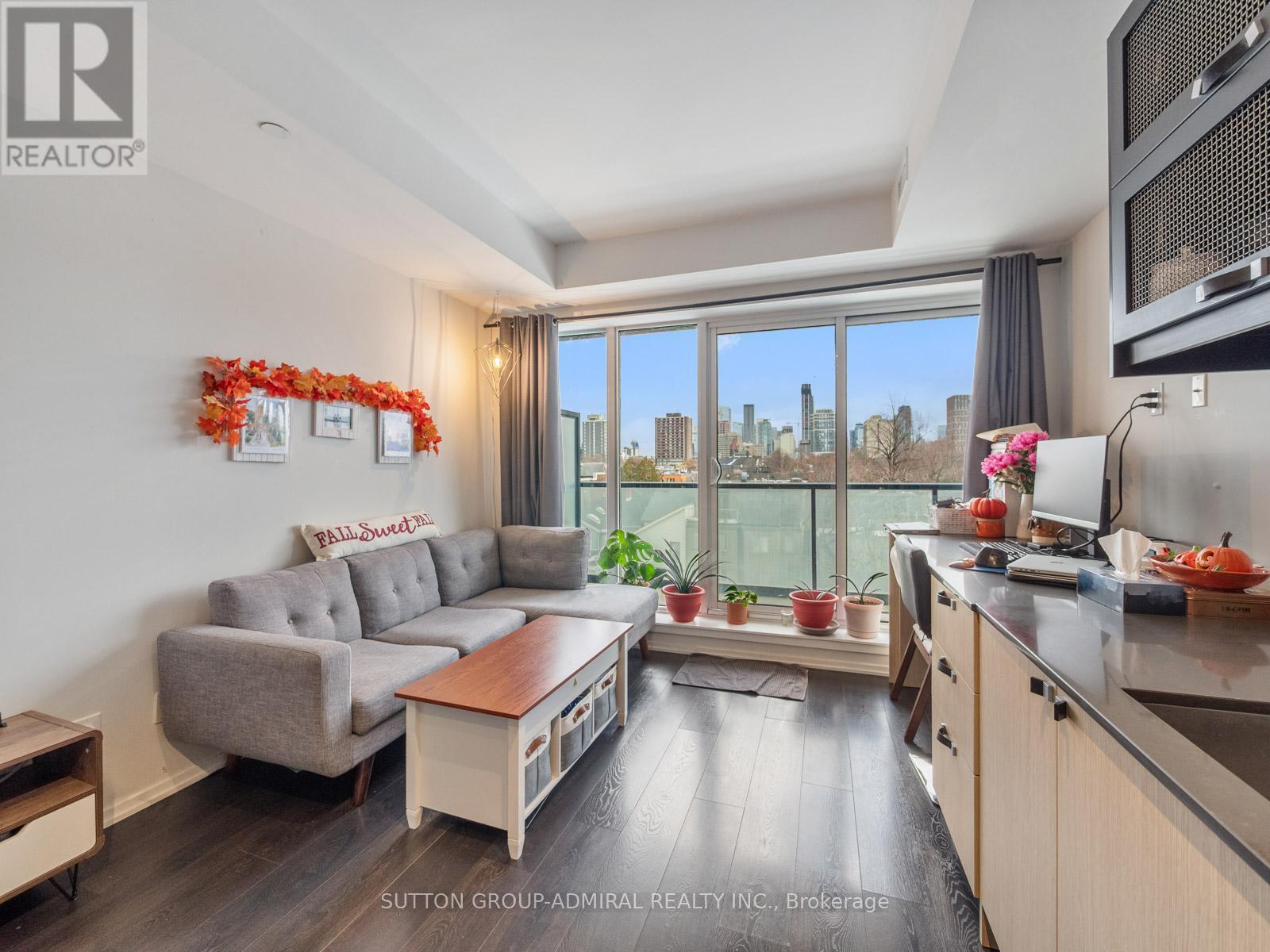 406 - 783 Bathurst Street, Toronto, ON - Indoor Photo Showing Living Room
