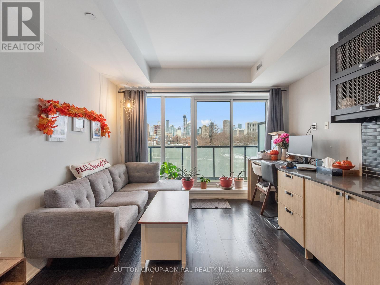 406 - 783 Bathurst Street, Toronto, ON - Indoor Photo Showing Living Room