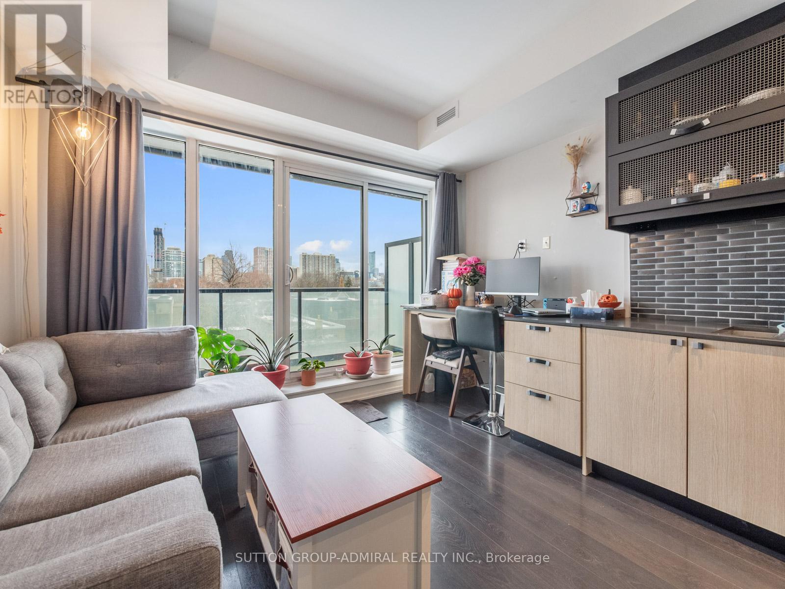 406 - 783 Bathurst Street, Toronto, ON - Indoor Photo Showing Living Room