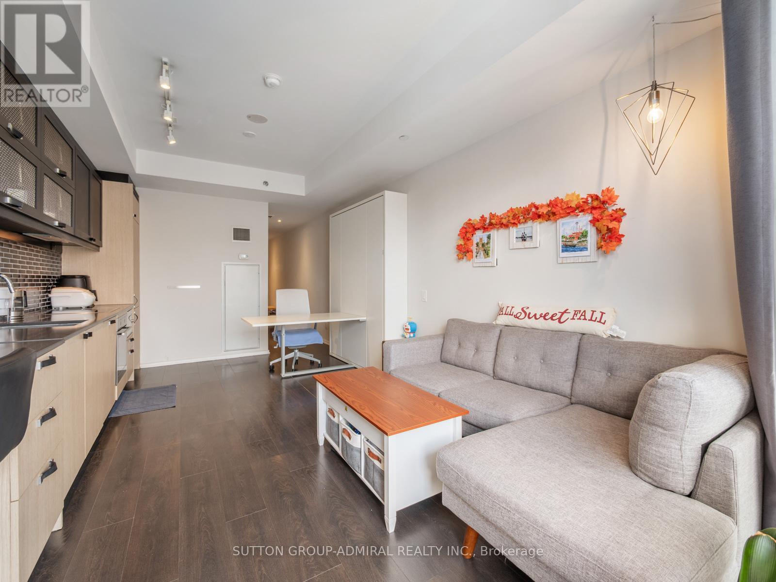 406 - 783 Bathurst Street, Toronto, ON - Indoor Photo Showing Living Room