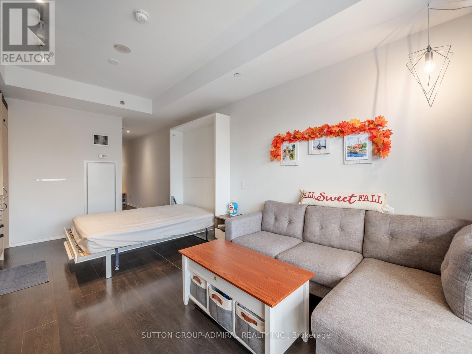 406 - 783 Bathurst Street, Toronto, ON - Indoor Photo Showing Living Room