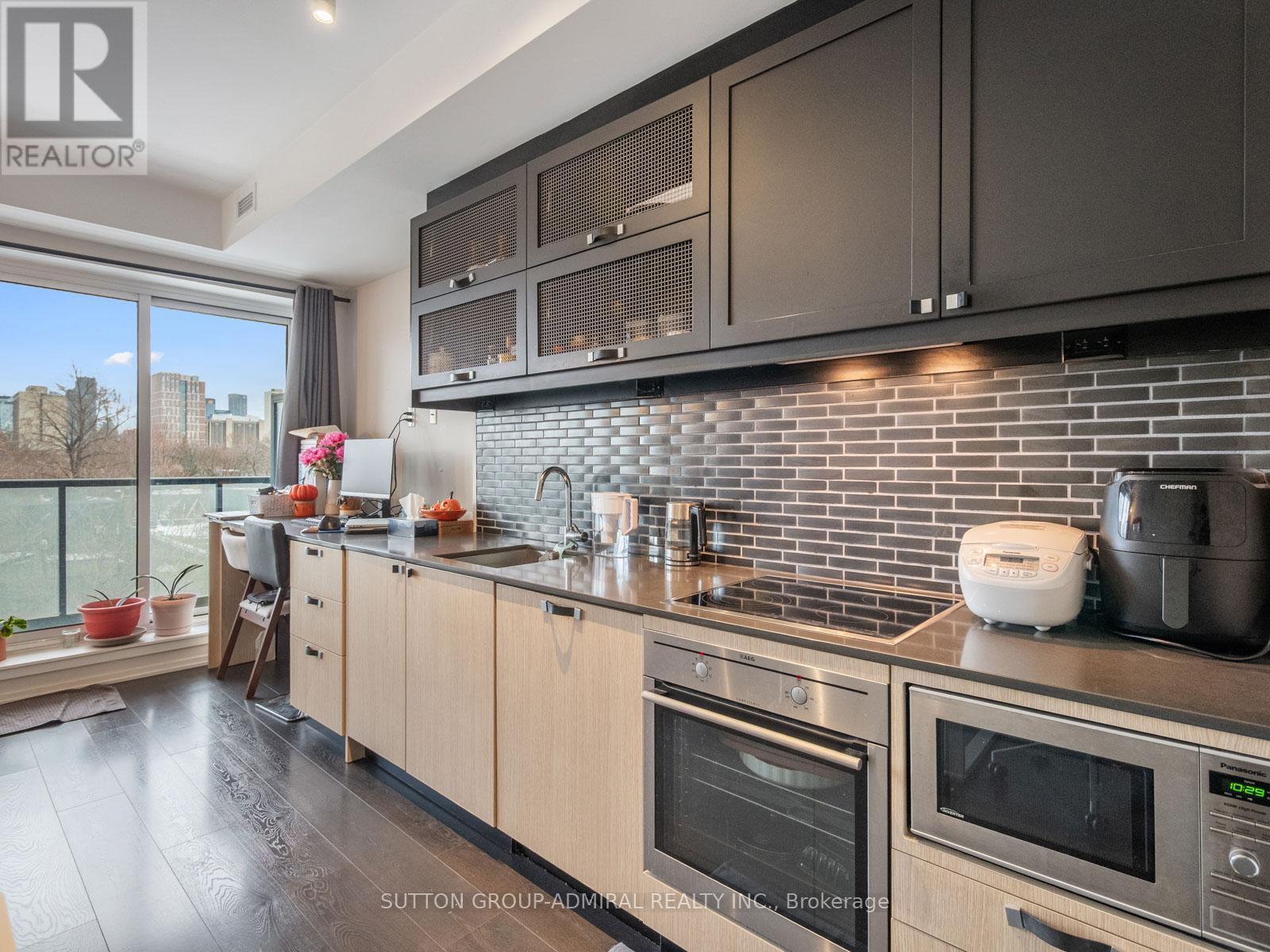 406 - 783 Bathurst Street, Toronto, ON - Indoor Photo Showing Kitchen With Upgraded Kitchen
