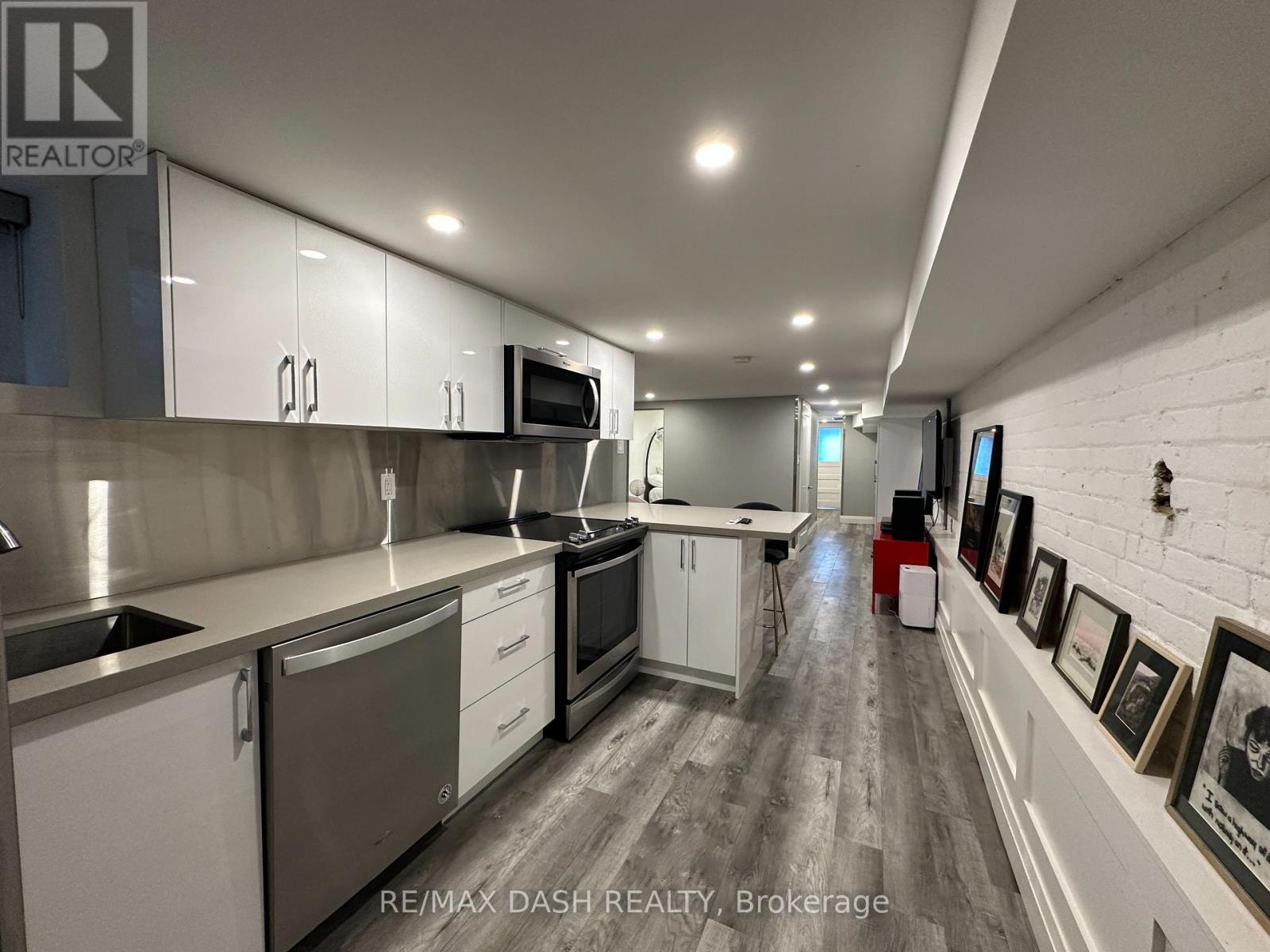 Bsmt - 725 Palmerston Avenue W, Toronto, ON - Indoor Photo Showing Kitchen