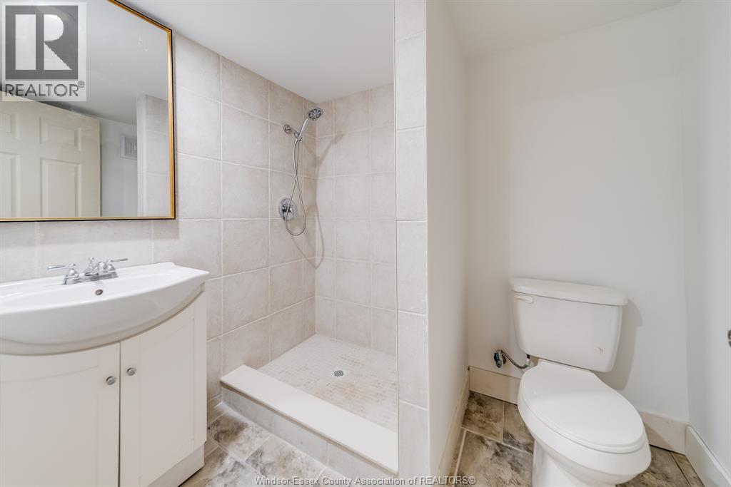 961 Ouellette Unit# 1, Windsor, ON - Indoor Photo Showing Bathroom