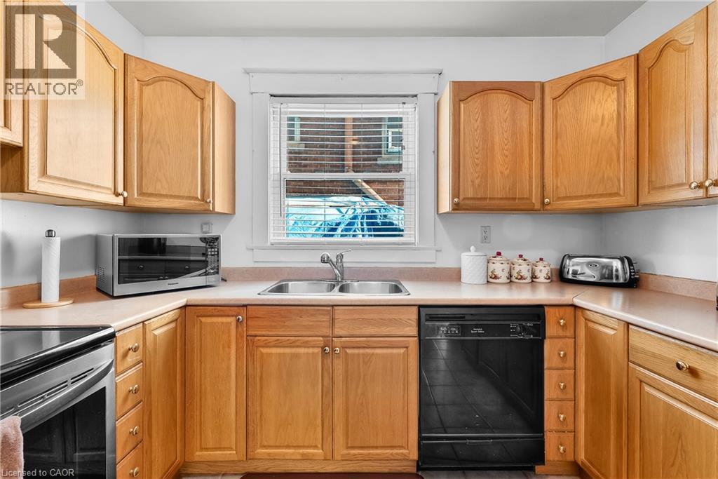 5132 Morrison Street, Niagara Falls, ON - Indoor Photo Showing Kitchen With Double Sink
