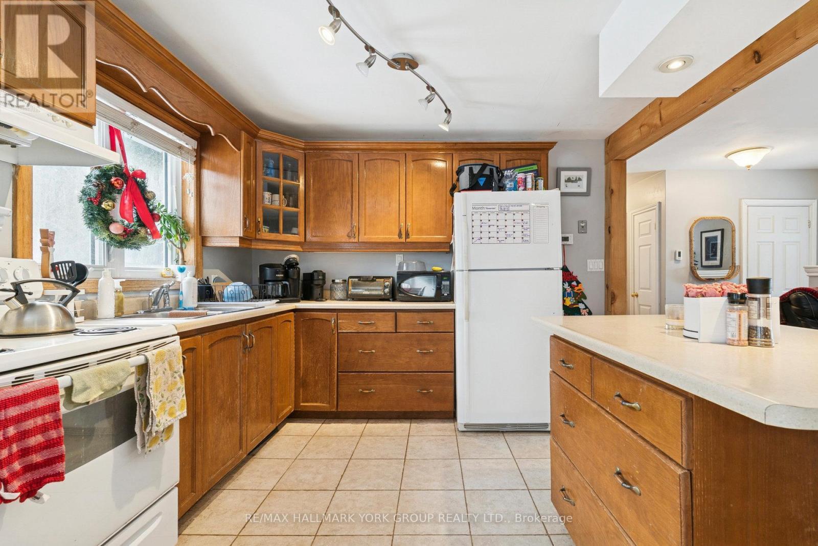 Kitchen with Island - 1 Middle Street, Georgina, ON - Indoor Photo Showing Kitchen