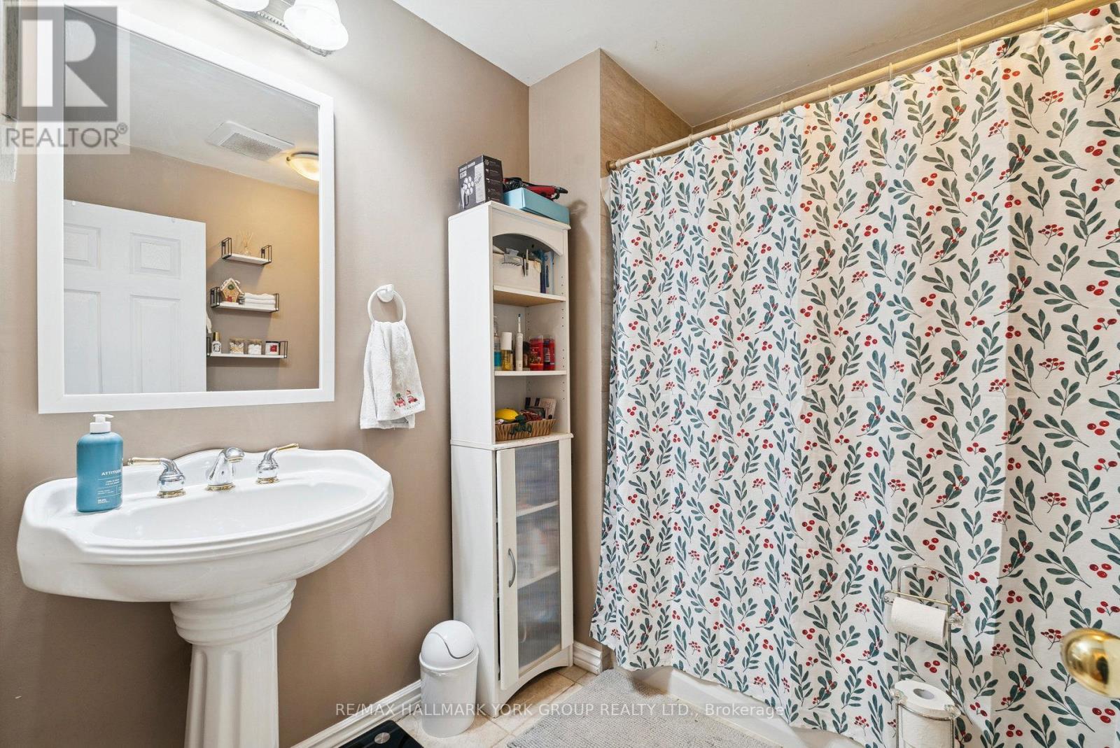 Bathroom - 1 Middle Street, Georgina, ON - Indoor Photo Showing Bathroom