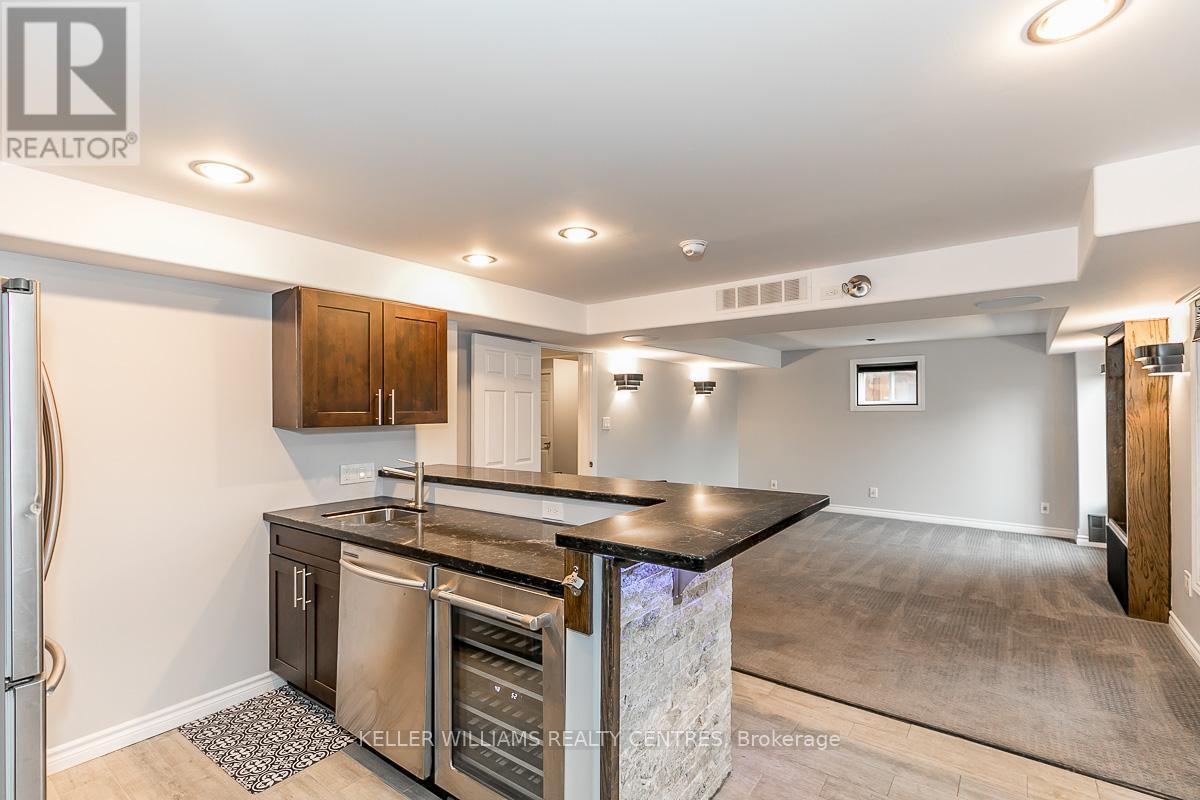 1381 Hunter Street, Innisfil, ON - Indoor Photo Showing Kitchen