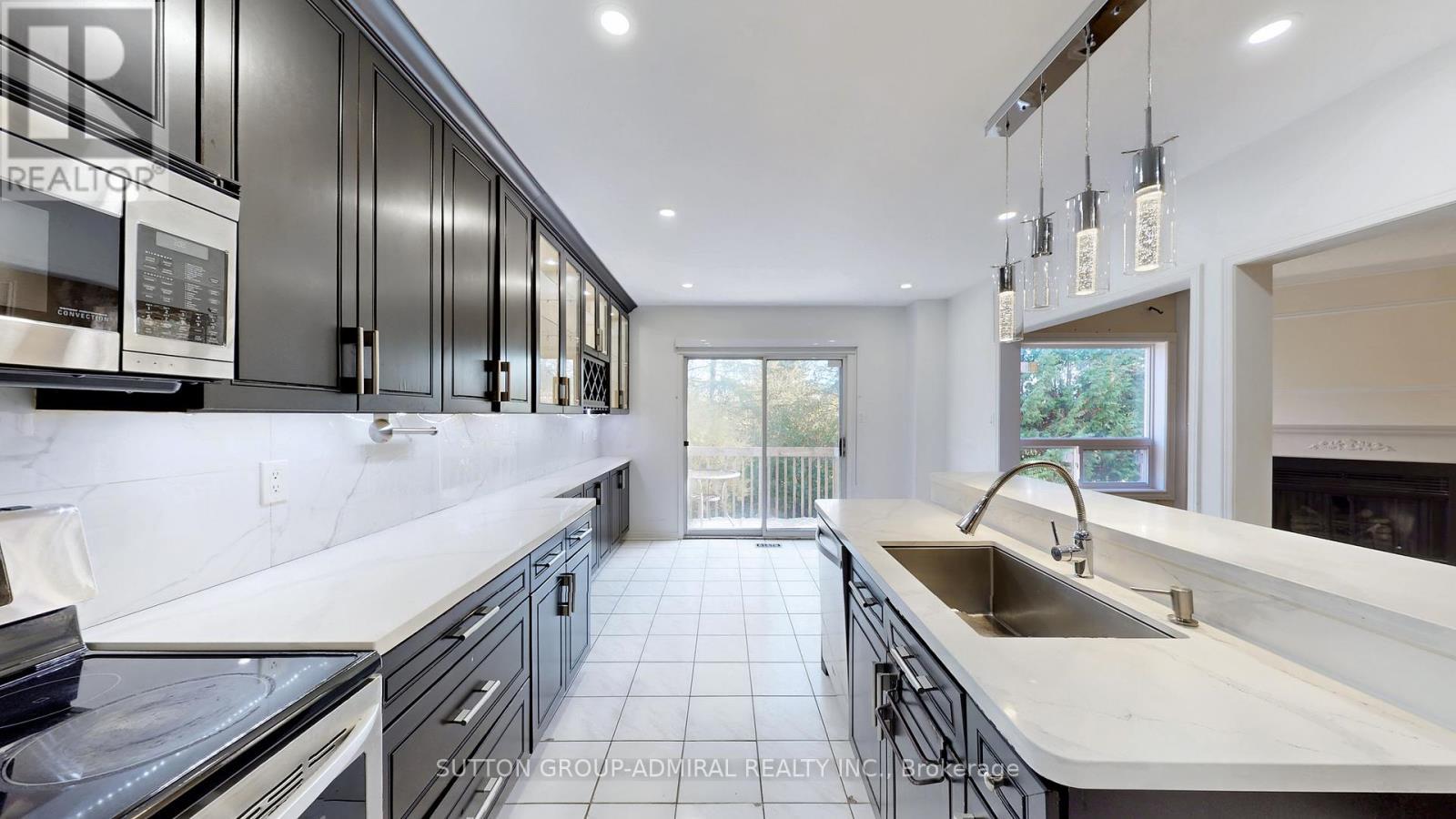 59 Springer Drive, Richmond Hill, ON - Indoor Photo Showing Kitchen With Upgraded Kitchen