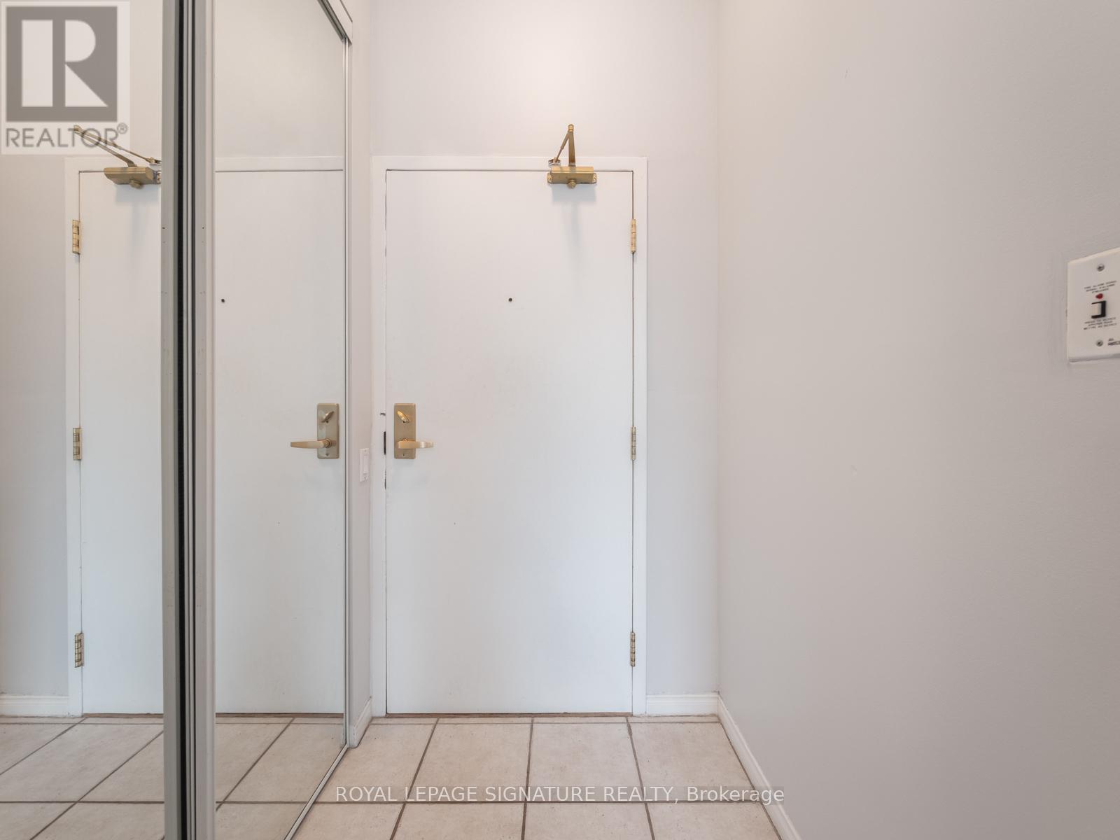 102 - 5 Emerald Lane, Vaughan, ON - Indoor Photo Showing Other Room