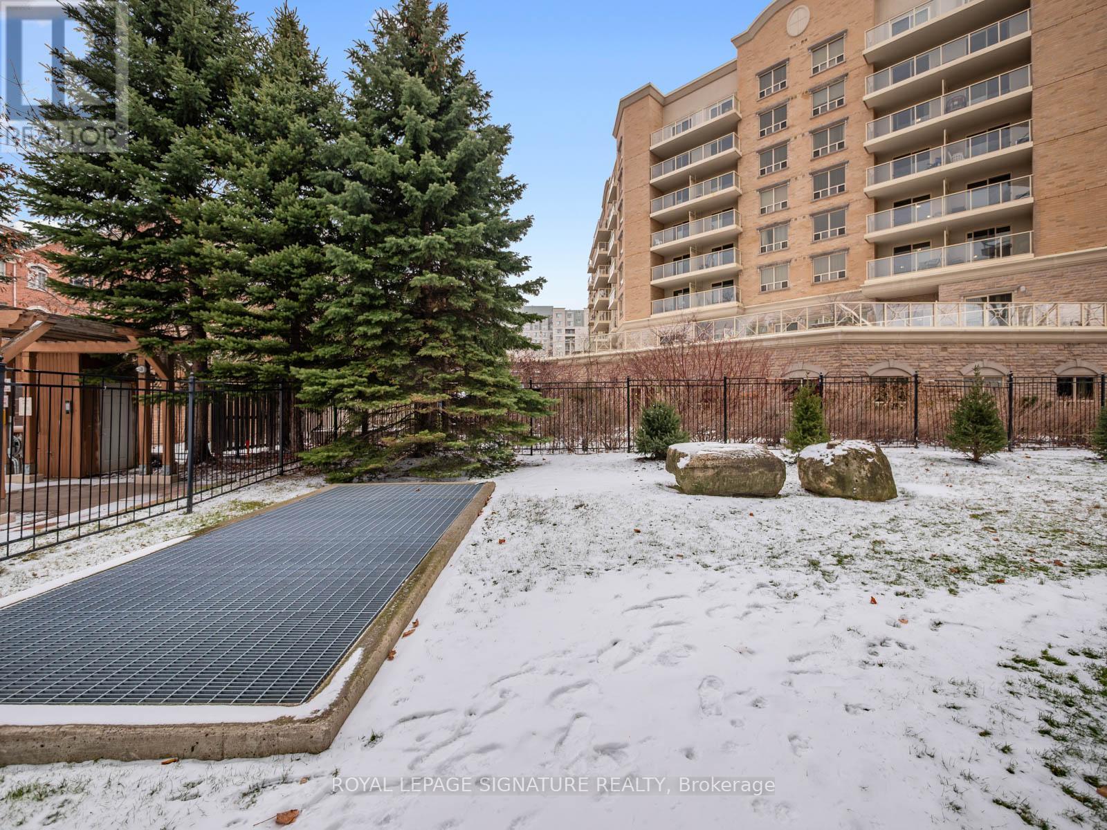 102 - 5 Emerald Lane, Vaughan, ON - Outdoor