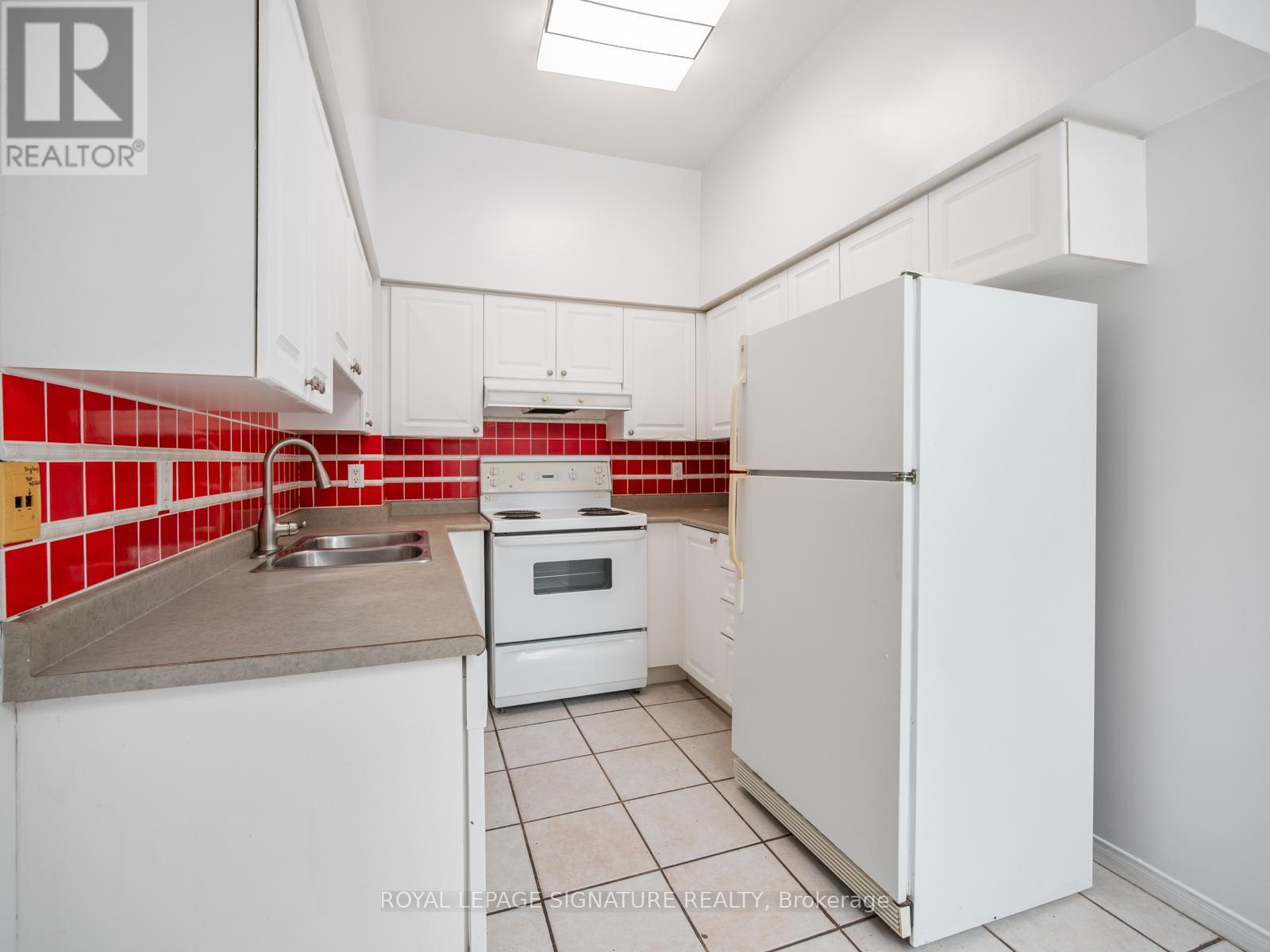 102 - 5 Emerald Lane, Vaughan, ON - Indoor Photo Showing Kitchen With Double Sink