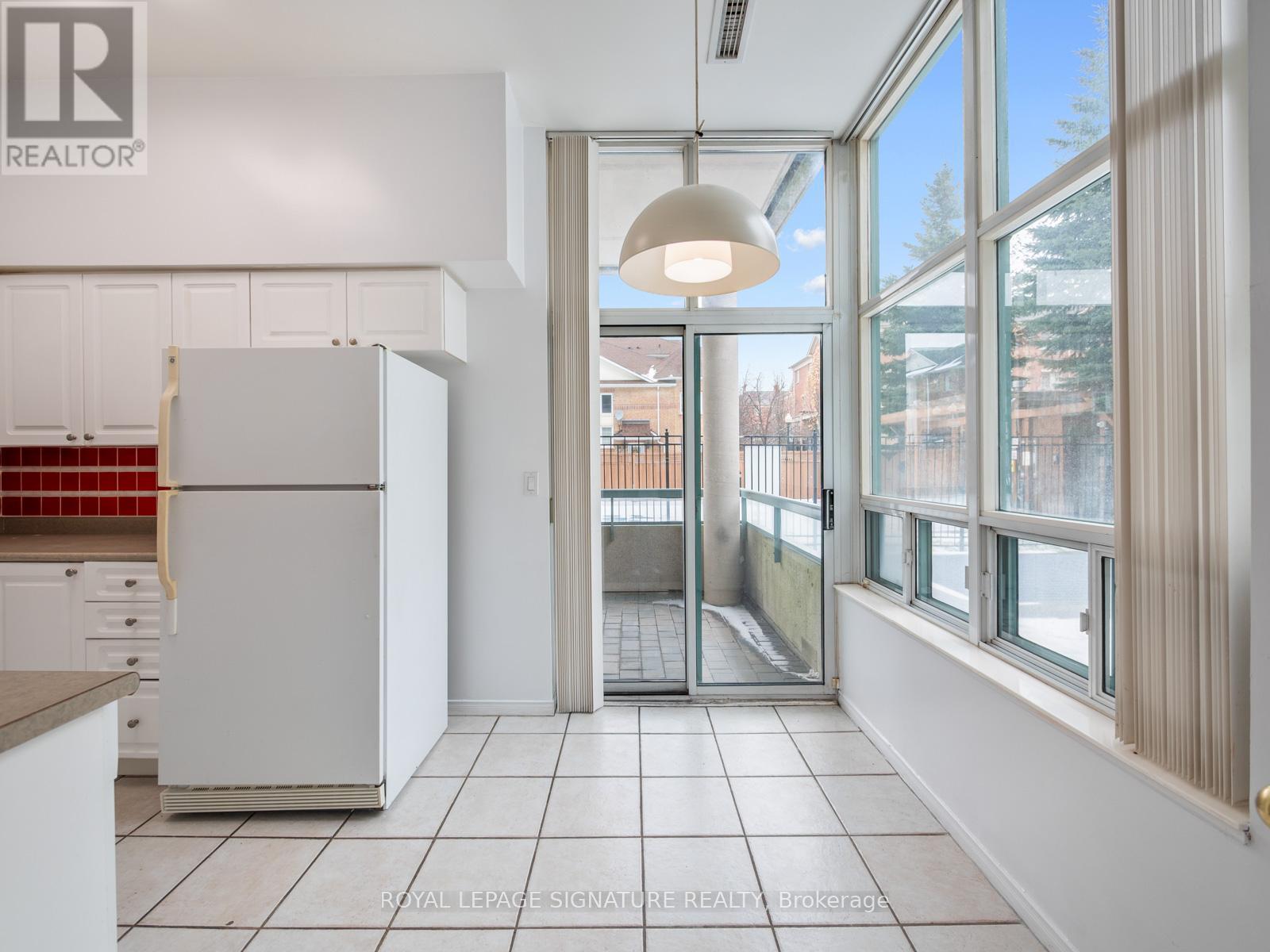 102 - 5 Emerald Lane, Vaughan, ON - Indoor Photo Showing Kitchen