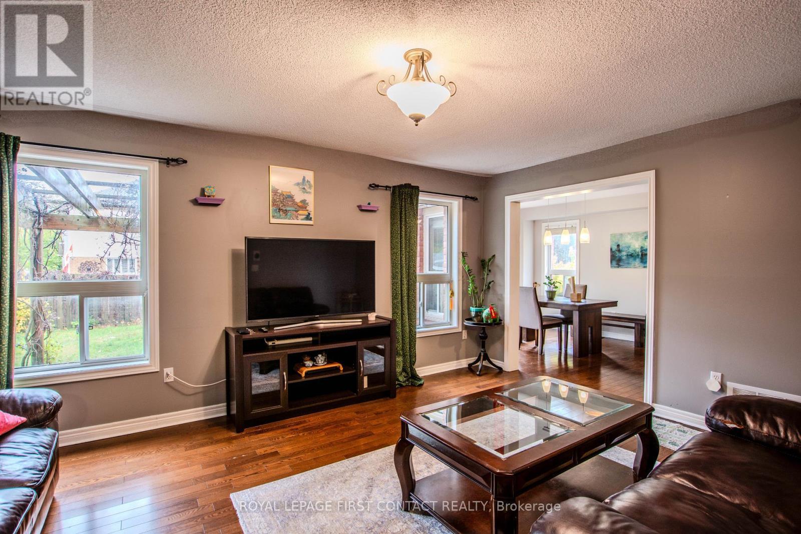 63 Gore Drive, Barrie, ON - Indoor Photo Showing Living Room
