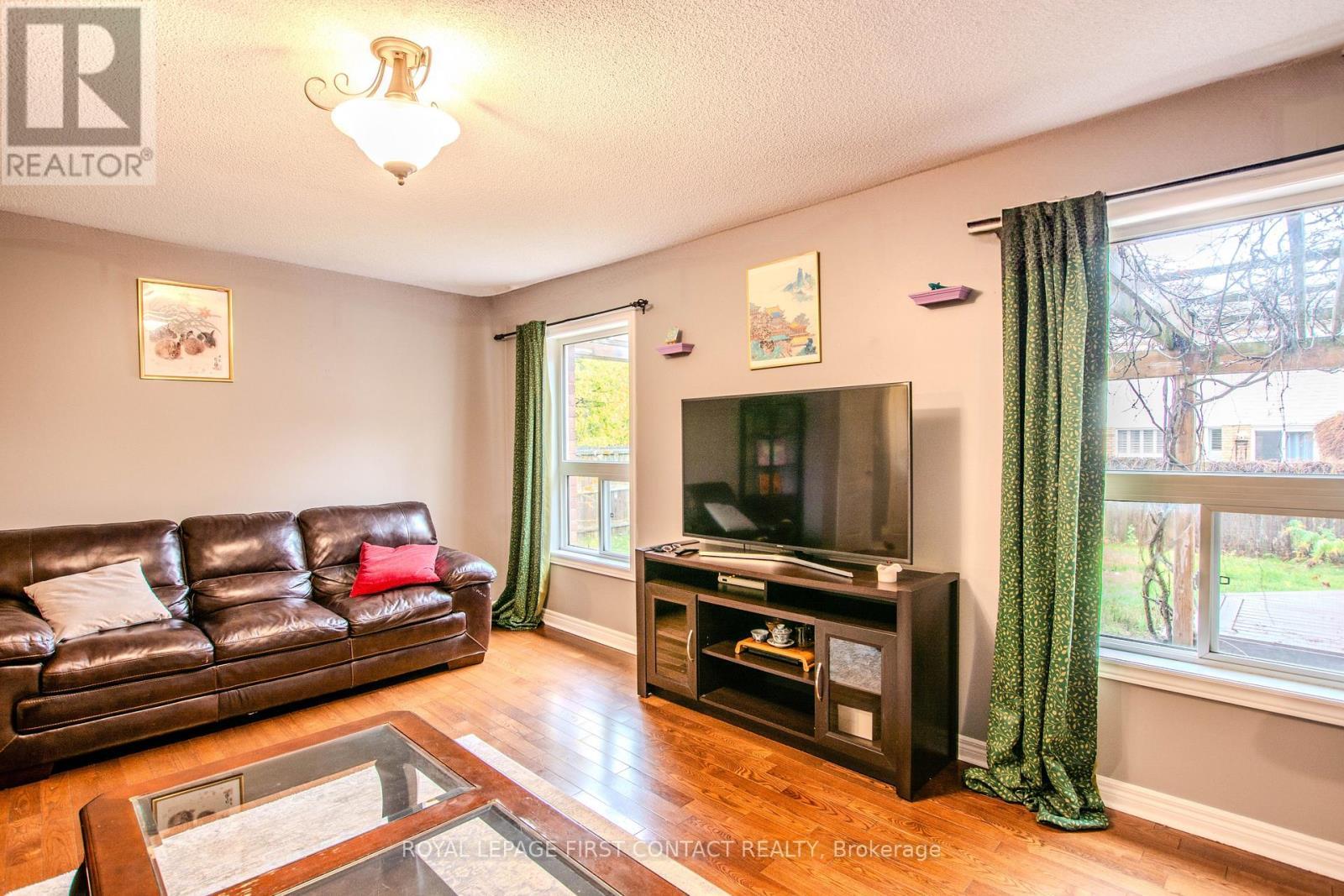 63 Gore Drive, Barrie, ON - Indoor Photo Showing Living Room