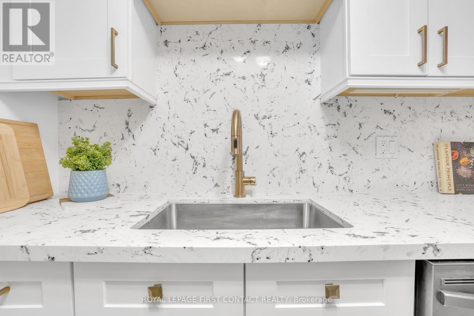 902 - 65 Ellen Street, Barrie, ON - Indoor Photo Showing Kitchen