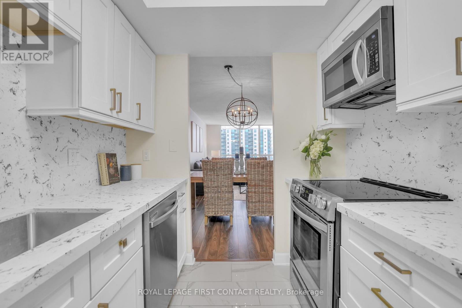 902 - 65 Ellen Street, Barrie, ON - Indoor Photo Showing Kitchen With Upgraded Kitchen