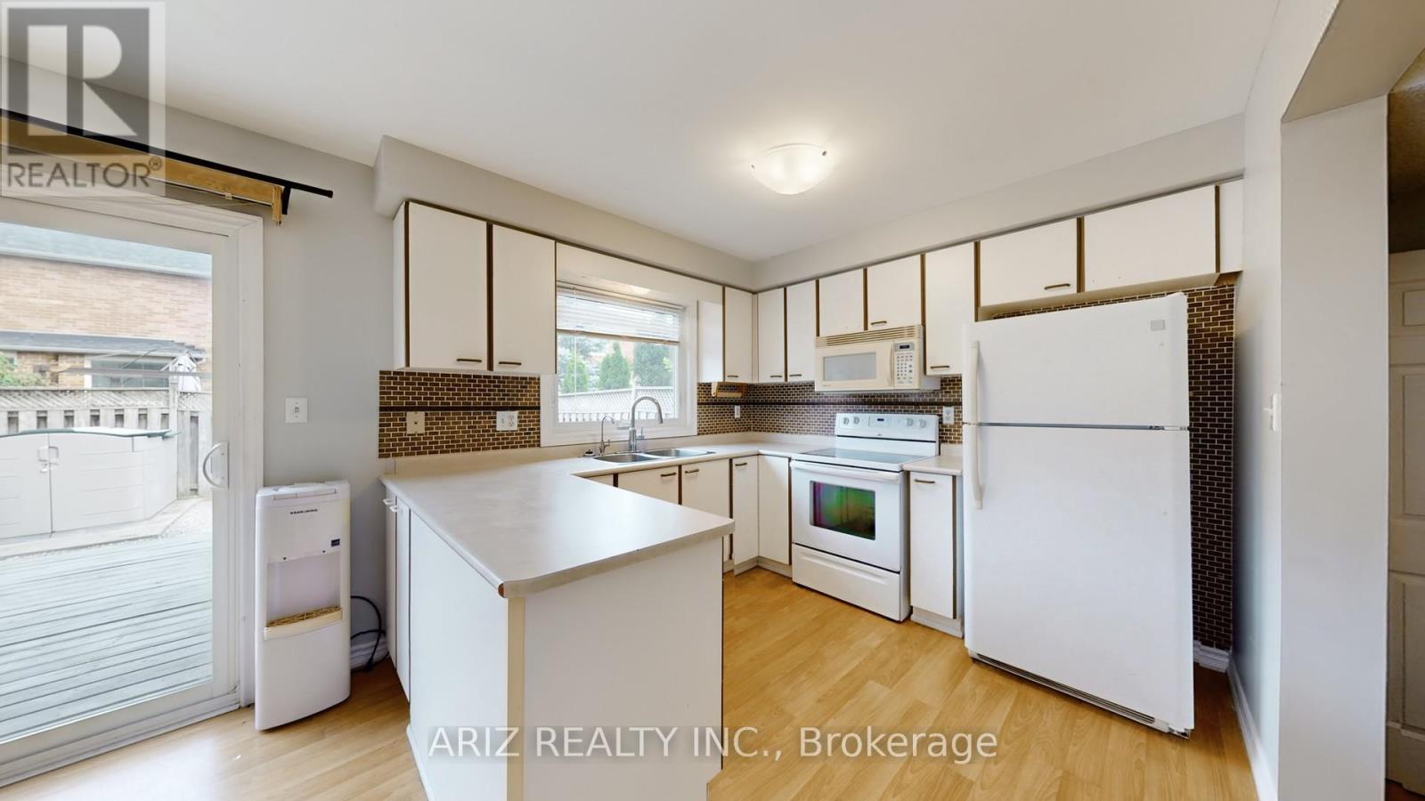 3360 Scotch Pine Gate, Mississauga, ON - Indoor Photo Showing Kitchen With Double Sink