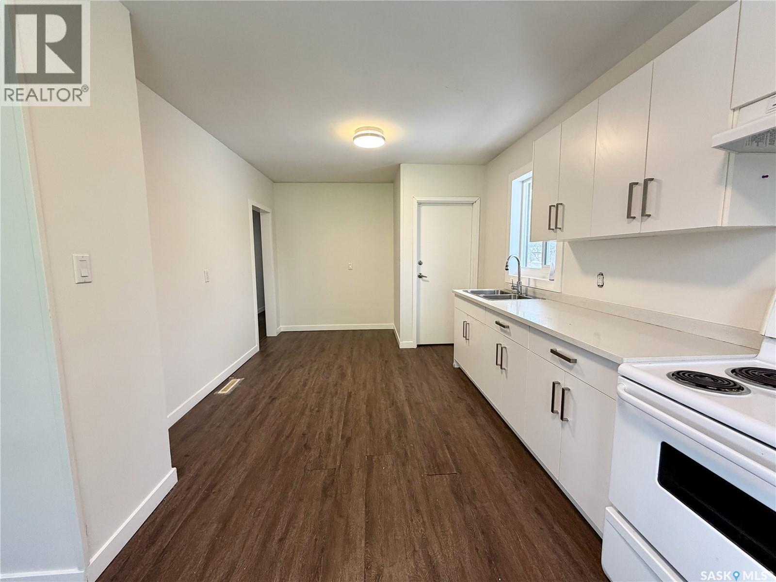 338 V Avenue S, Saskatoon, SK - Indoor Photo Showing Kitchen With Double Sink
