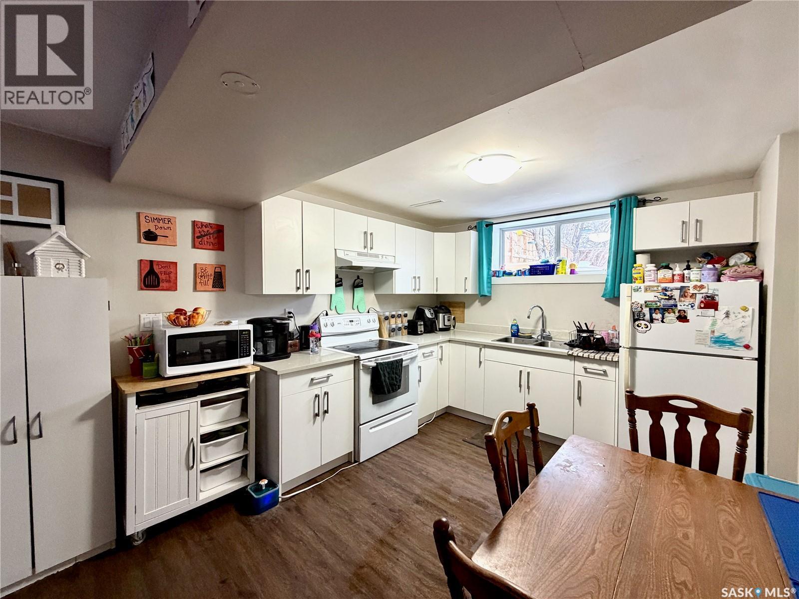 338 V Avenue S, Saskatoon, SK - Indoor Photo Showing Kitchen With Double Sink