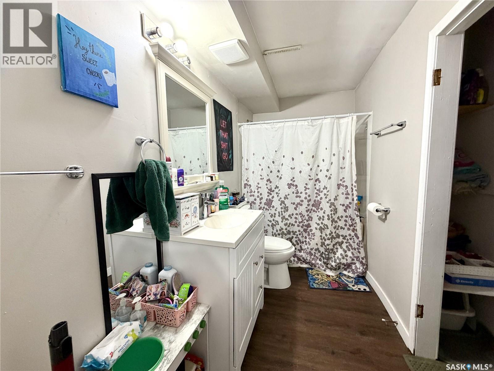 338 V Avenue S, Saskatoon, SK - Indoor Photo Showing Bathroom