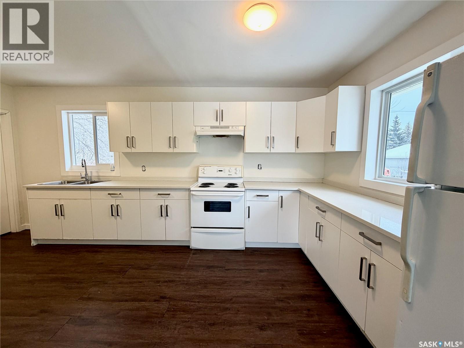 338 V Avenue S, Saskatoon, SK - Indoor Photo Showing Kitchen With Double Sink