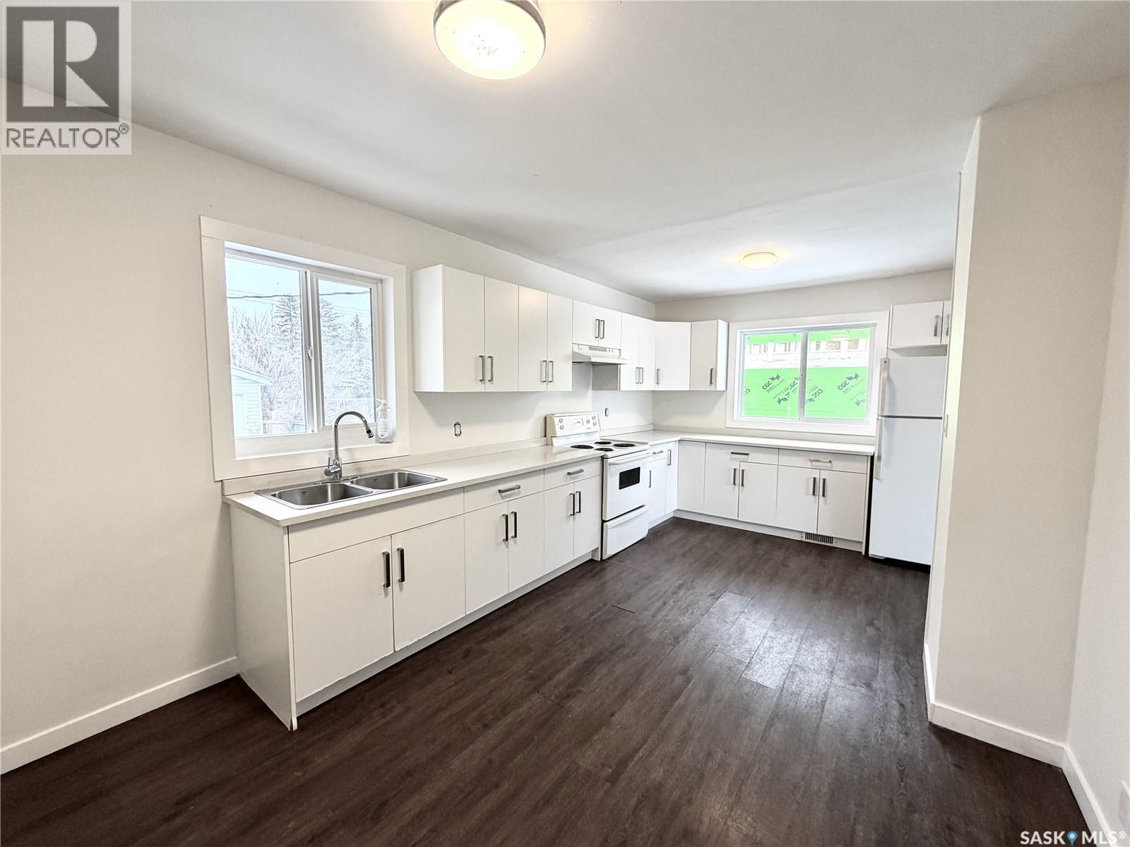 338 V Avenue S, Saskatoon, SK - Indoor Photo Showing Kitchen With Double Sink