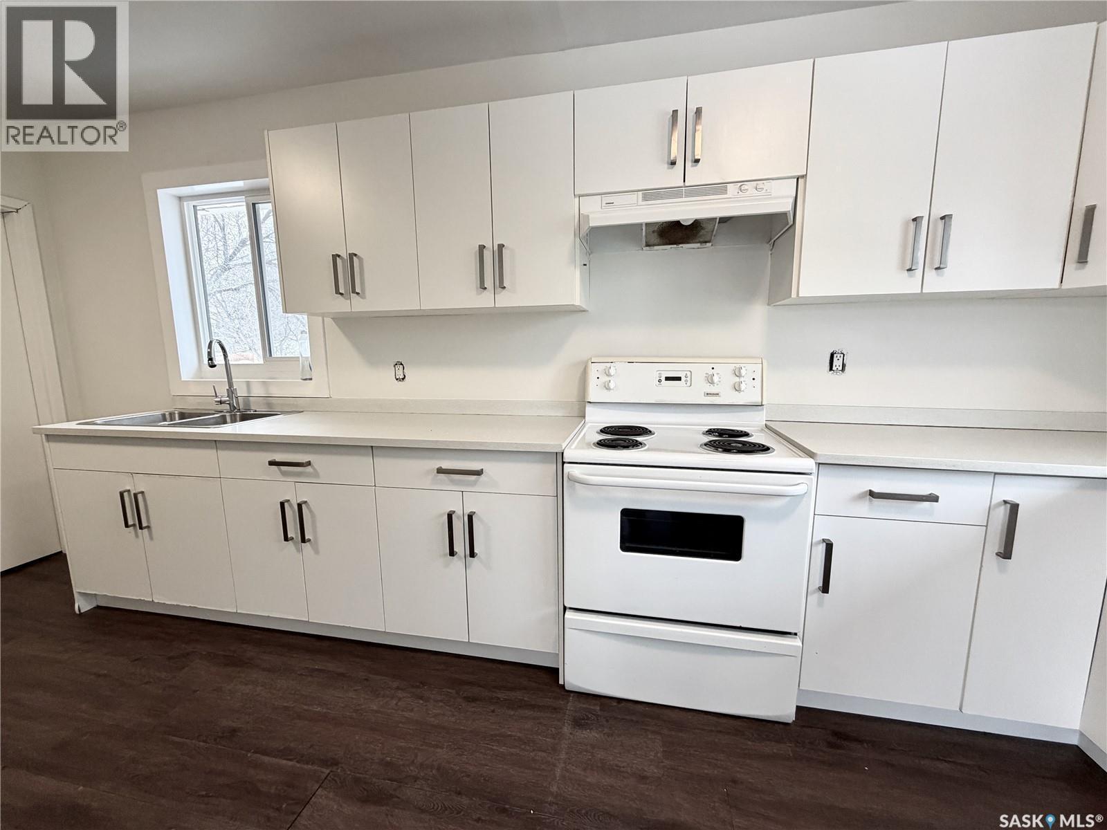 338 V Avenue S, Saskatoon, SK - Indoor Photo Showing Kitchen With Double Sink