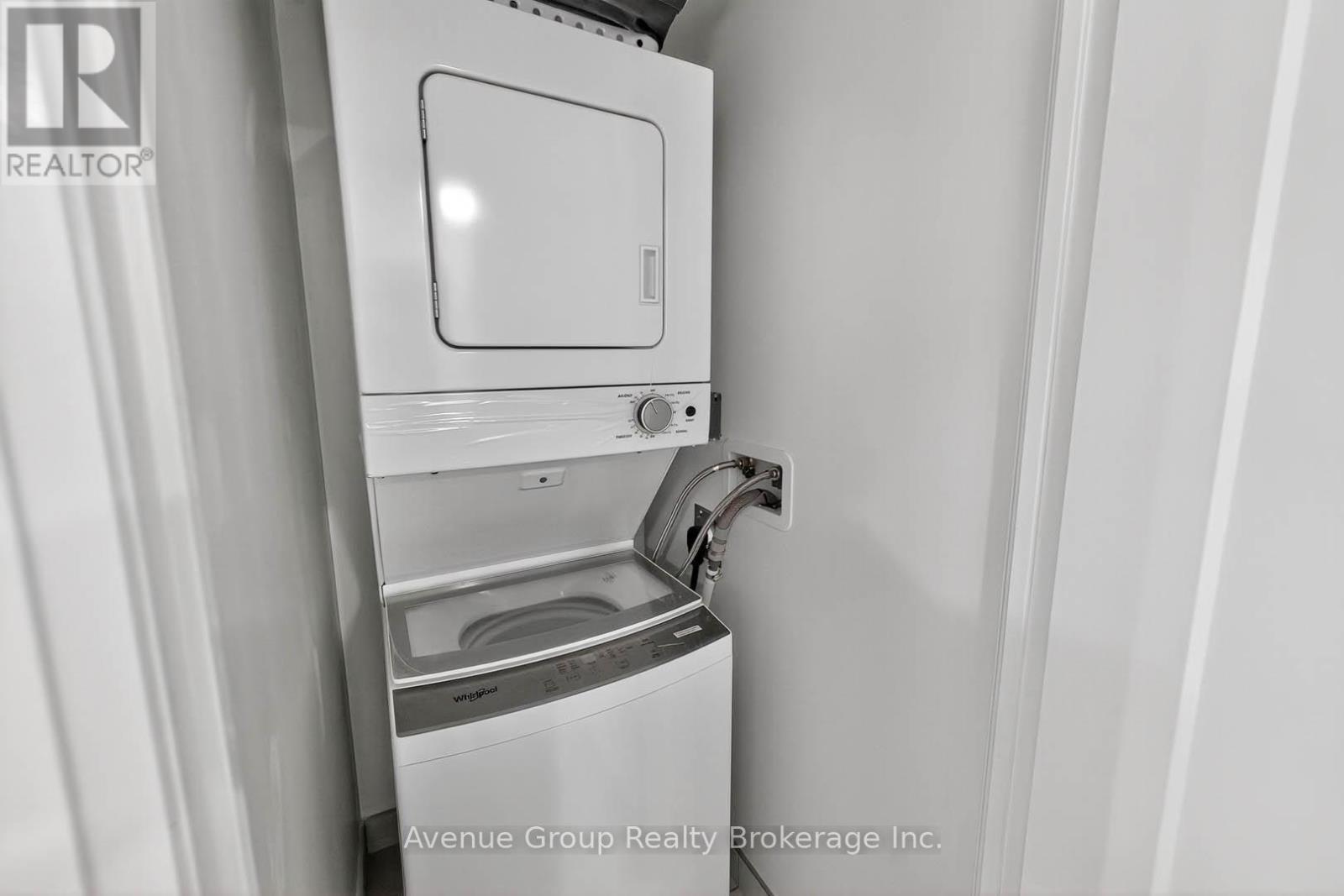 211 - 700 Sheppard Avenue W, Toronto, ON - Indoor Photo Showing Laundry Room