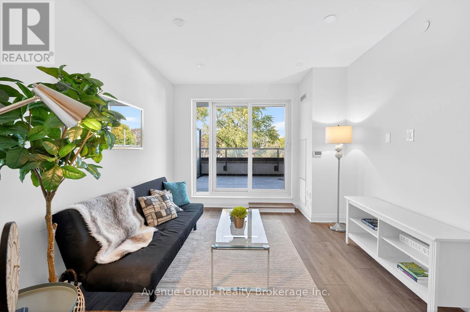211 - 700 Sheppard Avenue W, Toronto, ON - Indoor Photo Showing Living Room