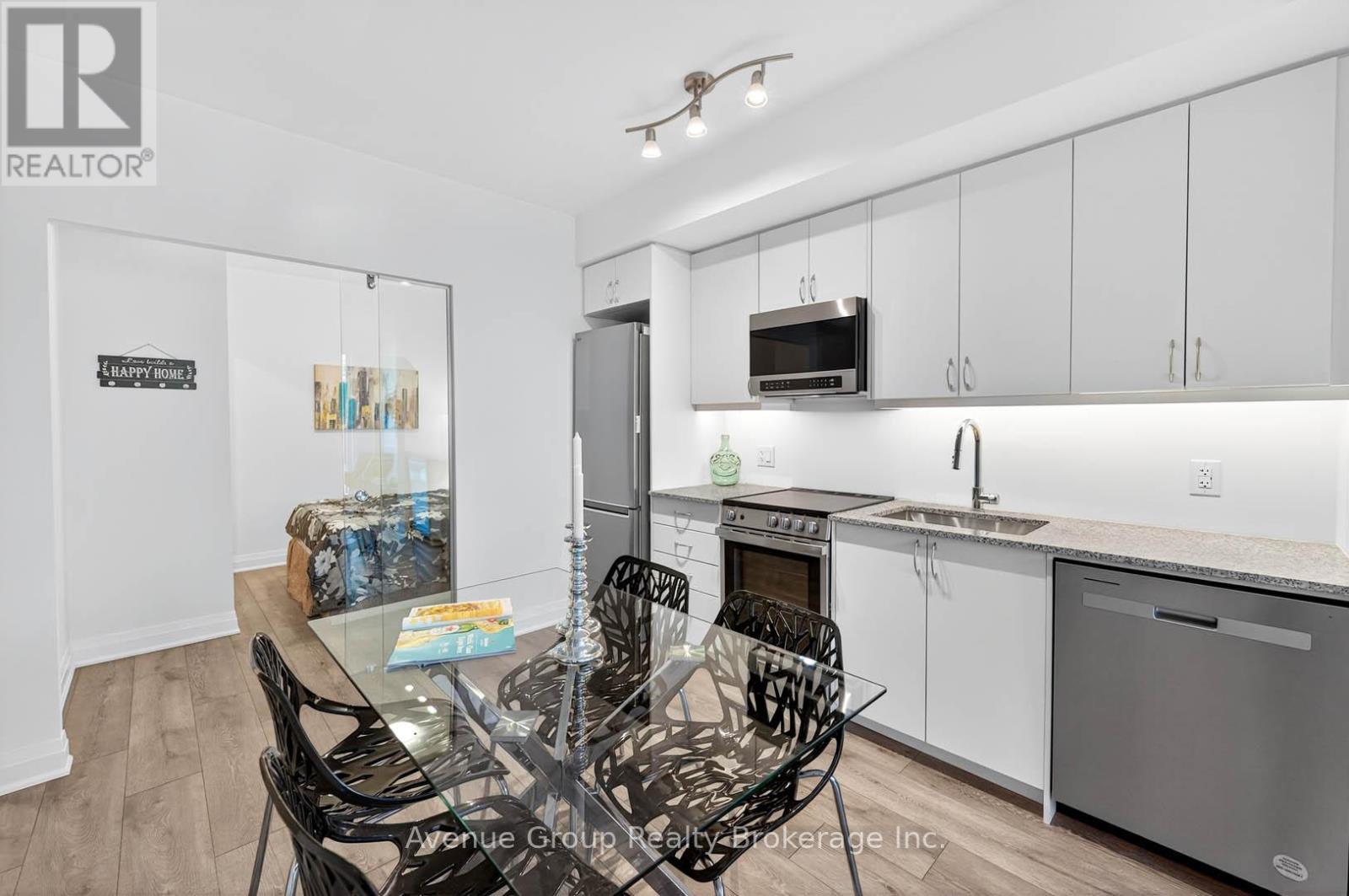 211 - 700 Sheppard Avenue W, Toronto, ON - Indoor Photo Showing Kitchen With Upgraded Kitchen