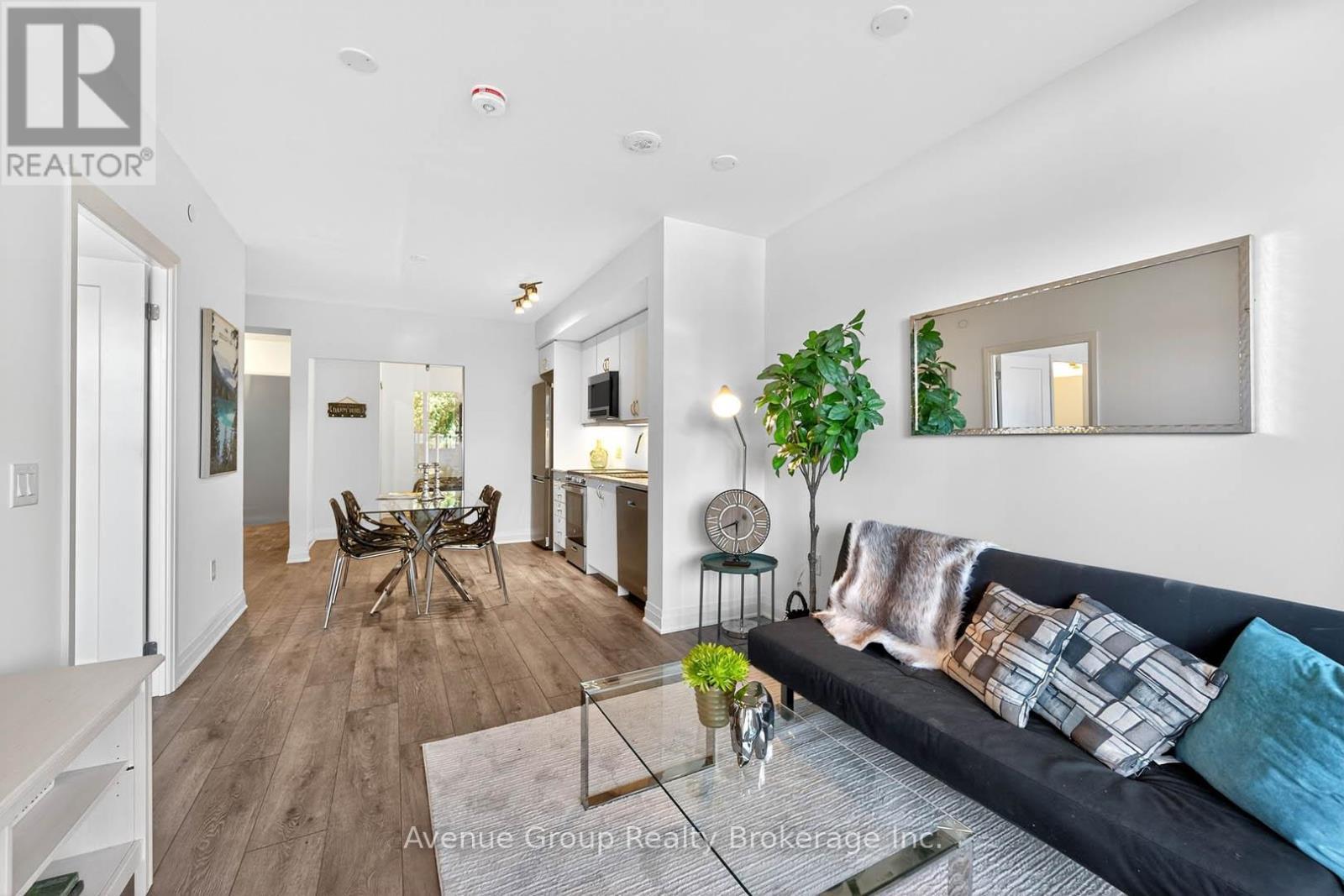 211 - 700 Sheppard Avenue W, Toronto, ON - Indoor Photo Showing Living Room