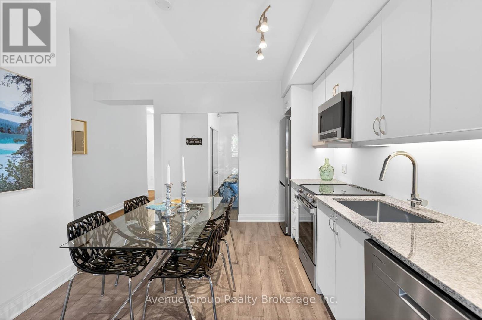 310 - 700 Sheppard Avenue W, Toronto, ON - Indoor Photo Showing Kitchen With Upgraded Kitchen