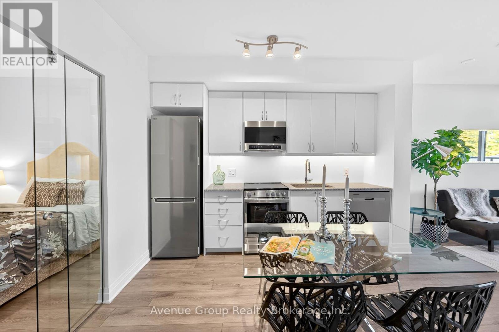 310 - 700 Sheppard Avenue W, Toronto, ON - Indoor Photo Showing Kitchen With Upgraded Kitchen