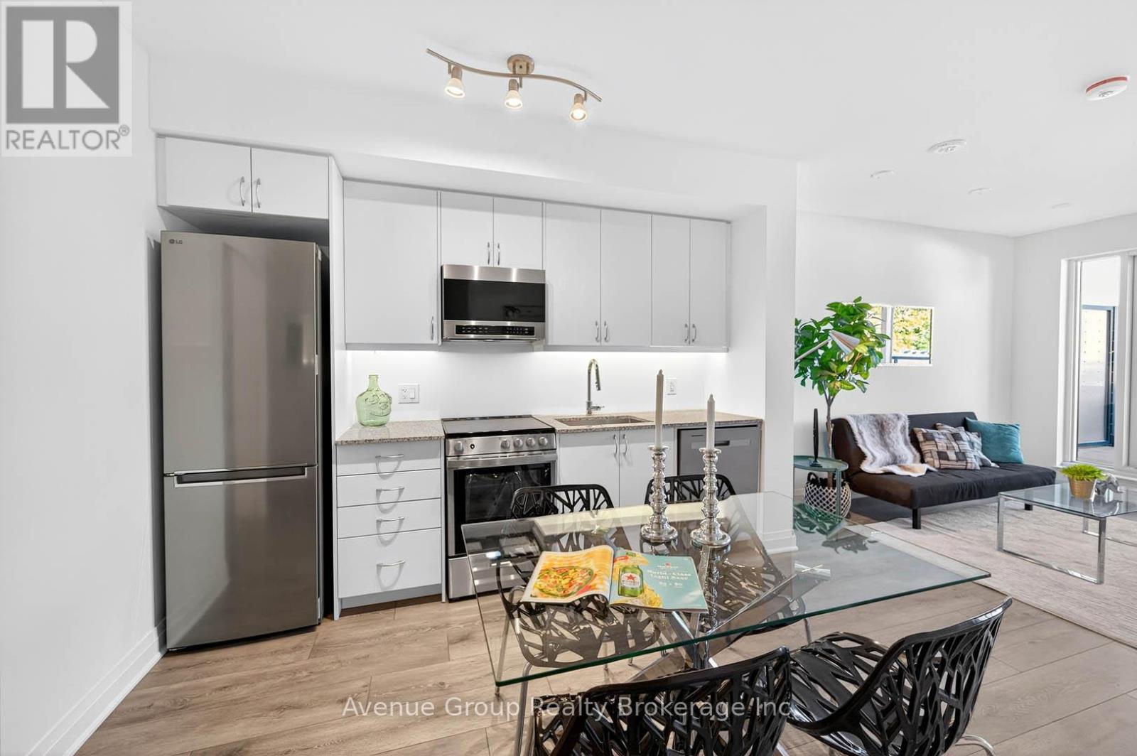 310 - 700 Sheppard Avenue W, Toronto, ON - Indoor Photo Showing Kitchen With Upgraded Kitchen