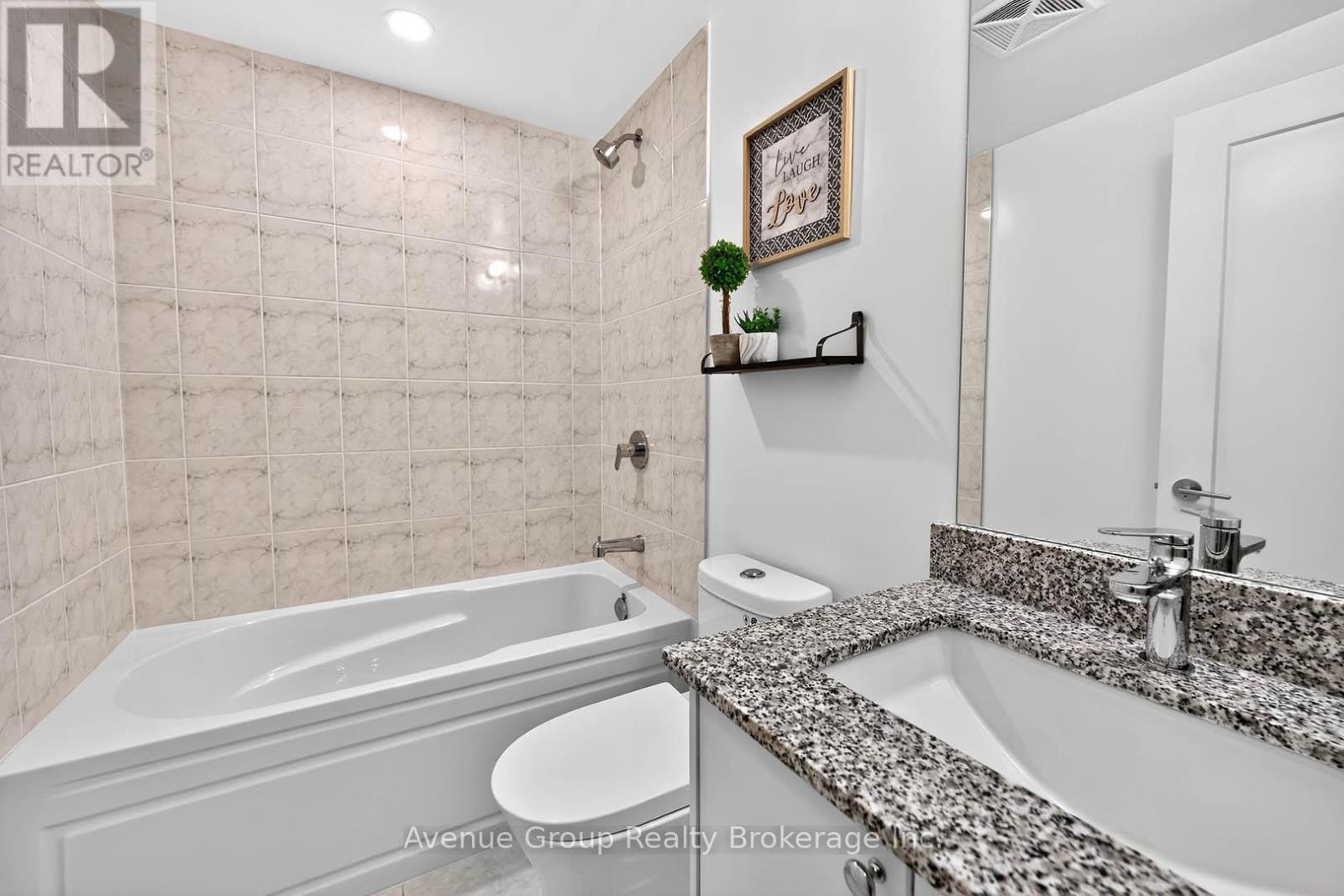 310 - 700 Sheppard Avenue W, Toronto, ON - Indoor Photo Showing Bathroom