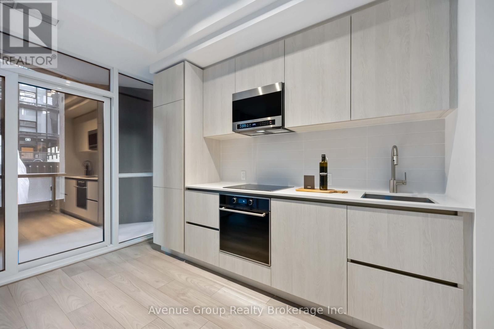 210 - 110 Broadway Avenue, Toronto, ON - Indoor Photo Showing Kitchen