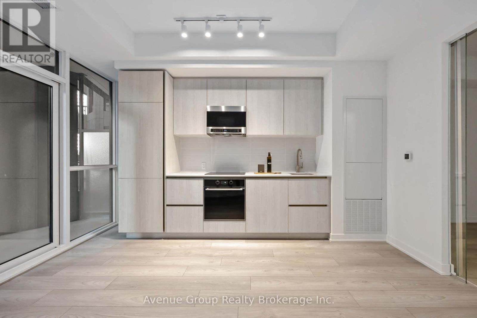 210 - 110 Broadway Avenue, Toronto, ON - Indoor Photo Showing Kitchen