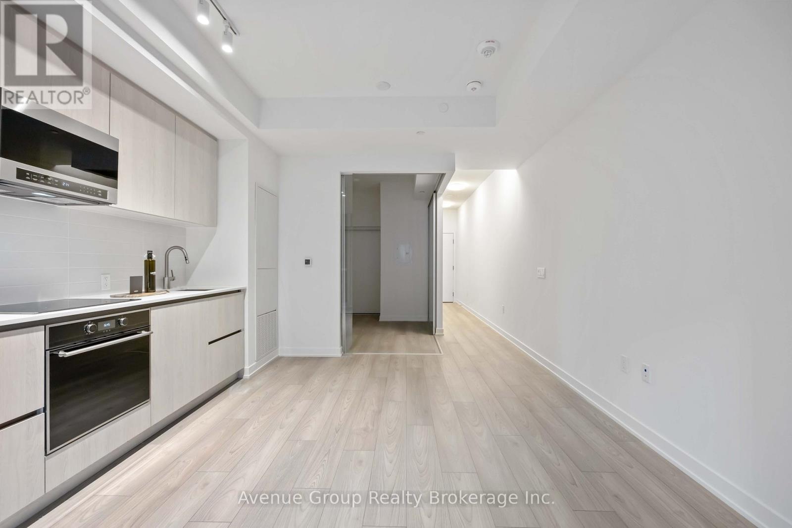 210 - 110 Broadway Avenue, Toronto, ON - Indoor Photo Showing Kitchen