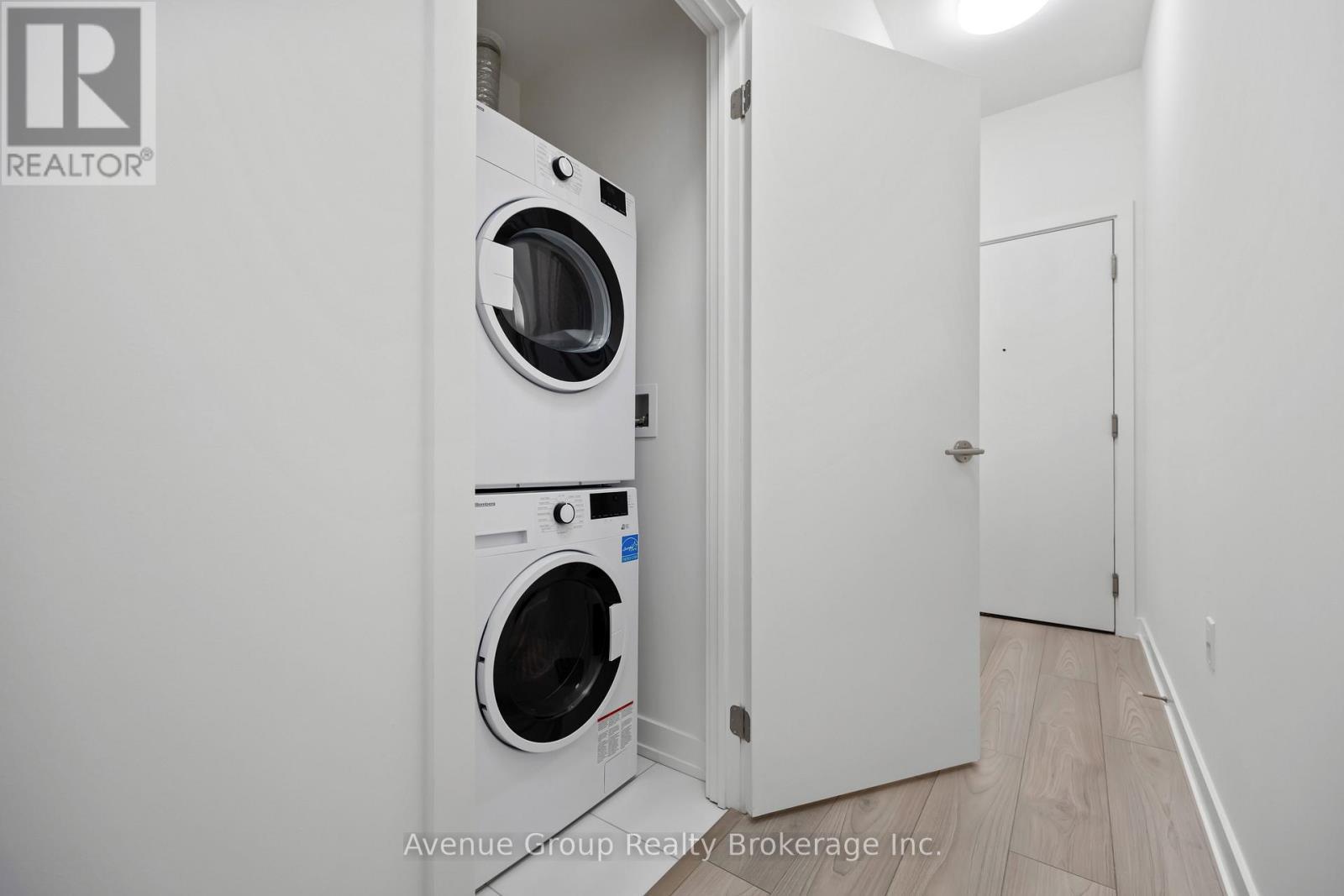 210 - 110 Broadway Avenue, Toronto, ON - Indoor Photo Showing Laundry Room