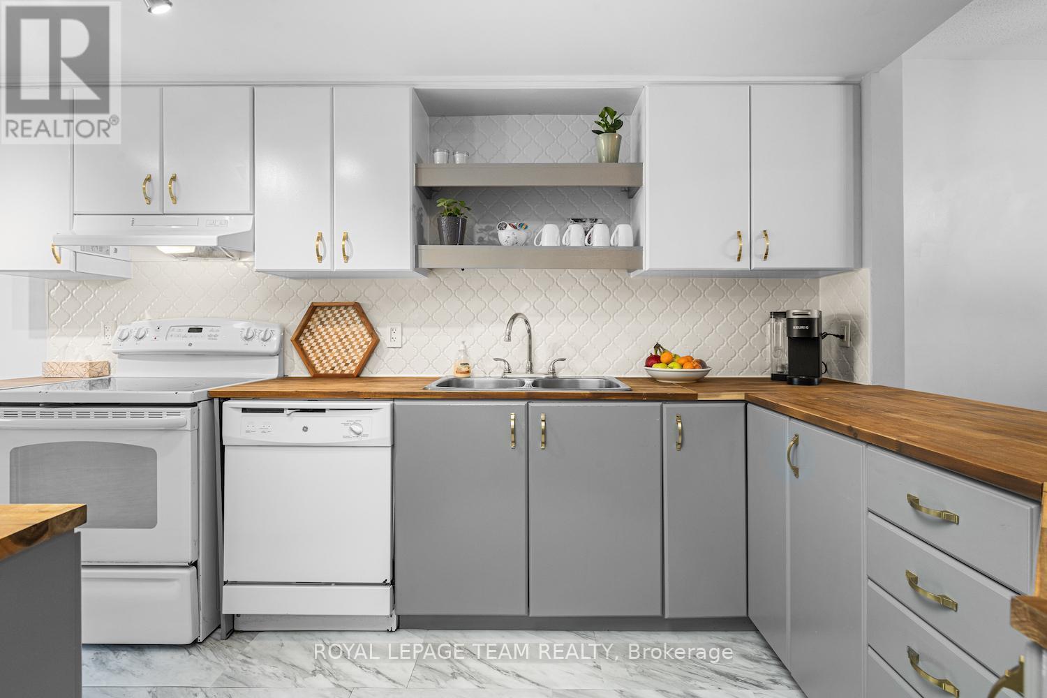 239 Paseo Private, Ottawa, ON - Indoor Photo Showing Kitchen With Double Sink
