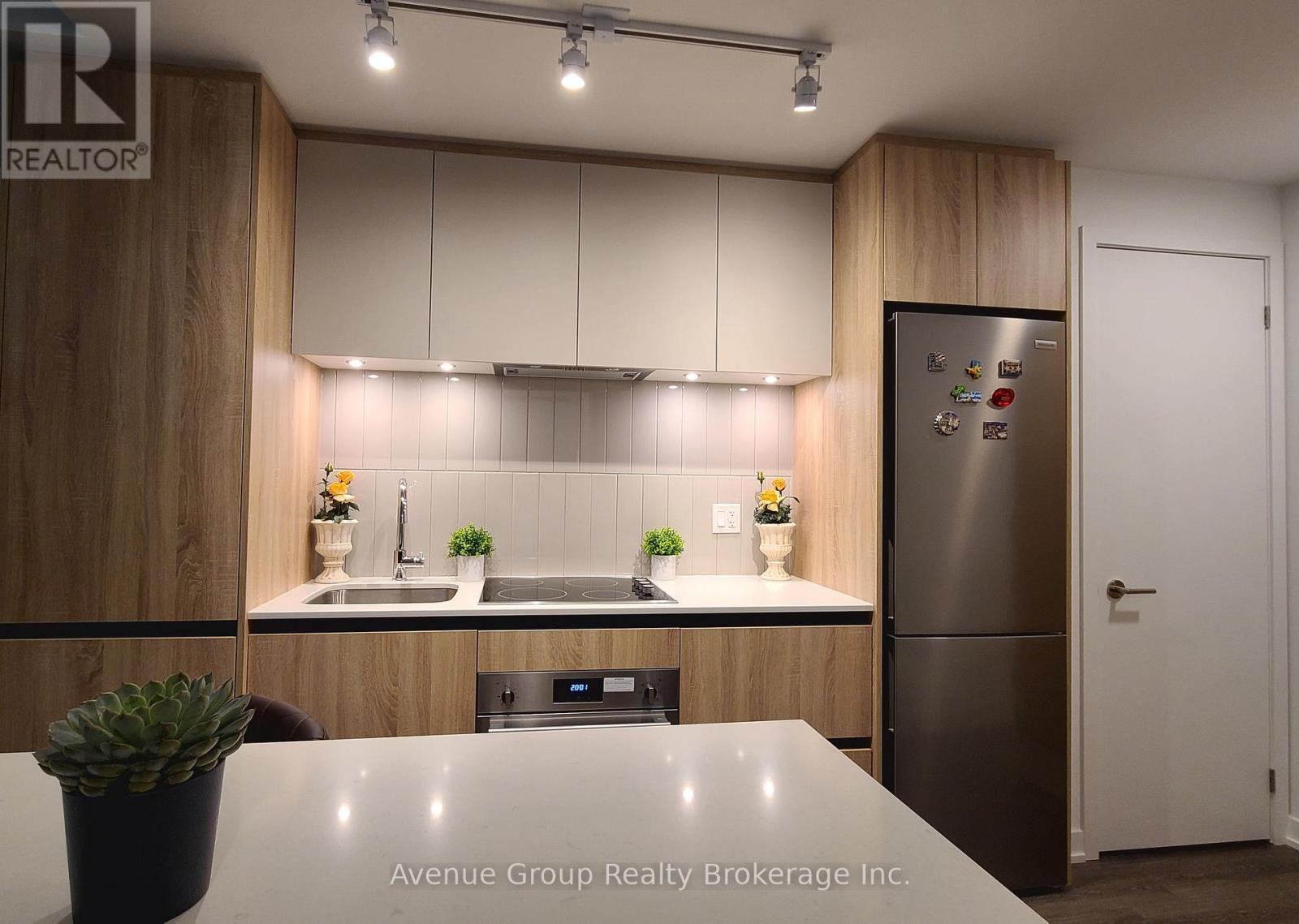 B-1510 - 7950 Bathurst Street, Vaughan, ON - Indoor Photo Showing Kitchen With Double Sink