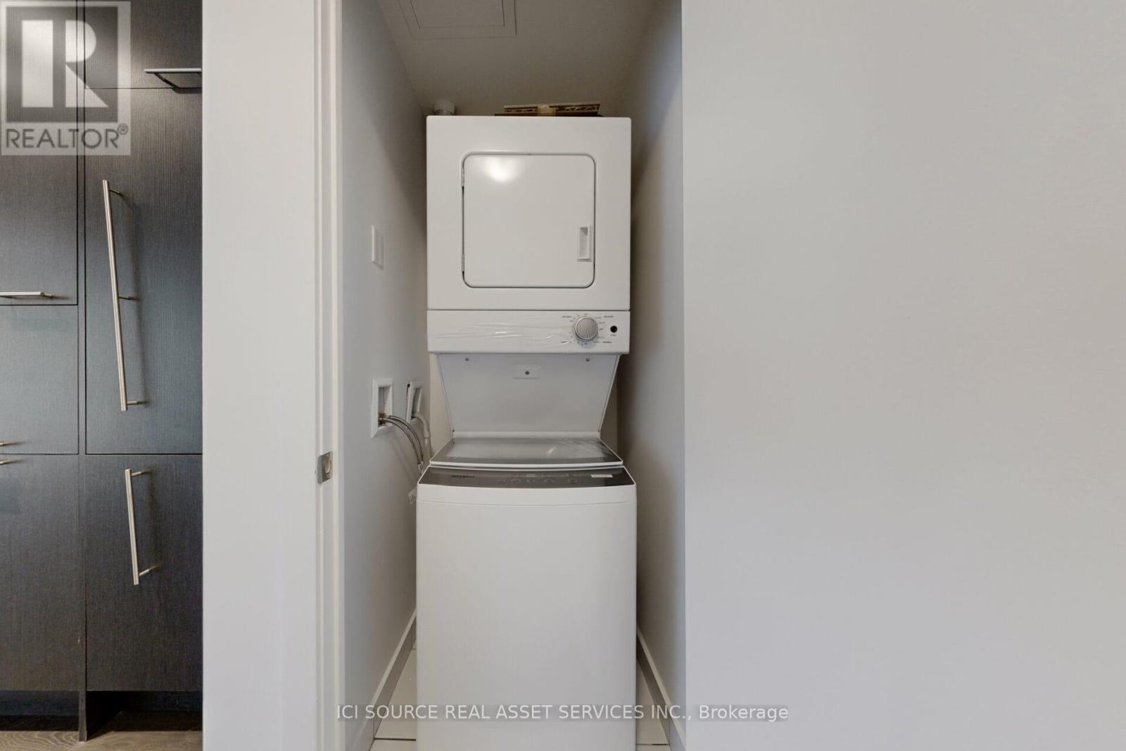 406 - 30 Nelson Street, Toronto, ON - Indoor Photo Showing Laundry Room