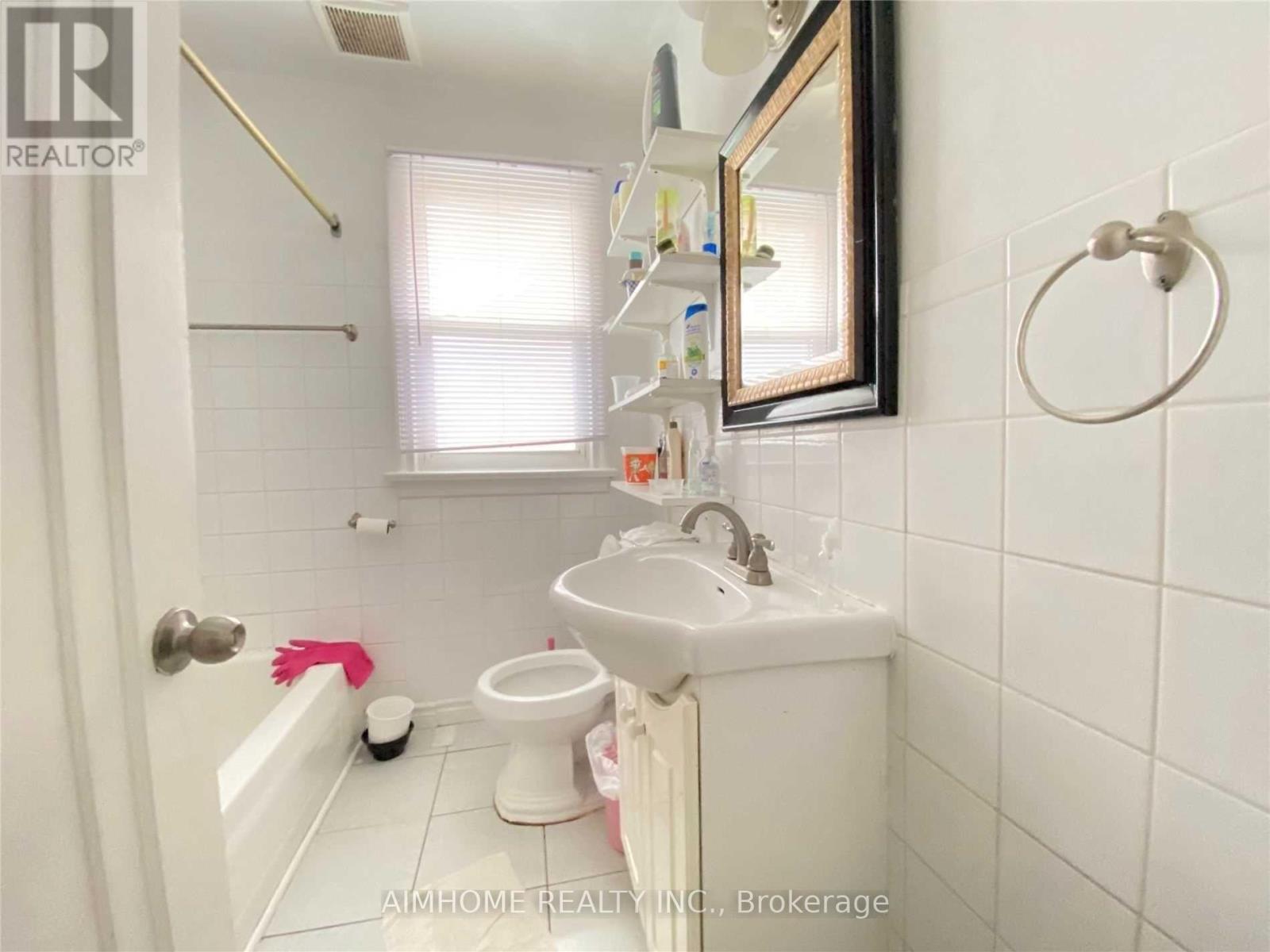 197 Finch Avenue E, Toronto, ON - Indoor Photo Showing Bathroom
