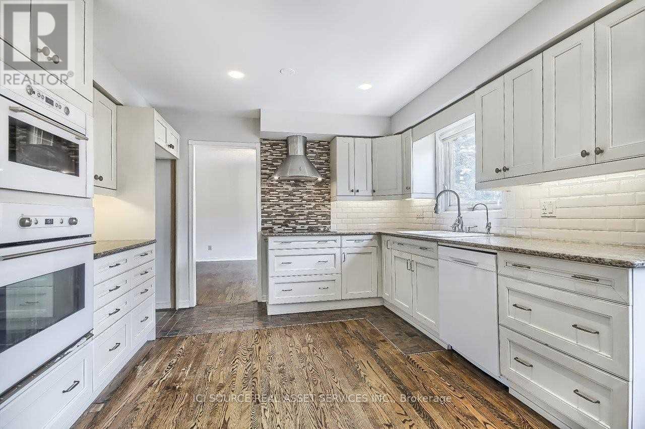 29 Bucks Green Road, Markham, ON - Indoor Photo Showing Kitchen With Upgraded Kitchen